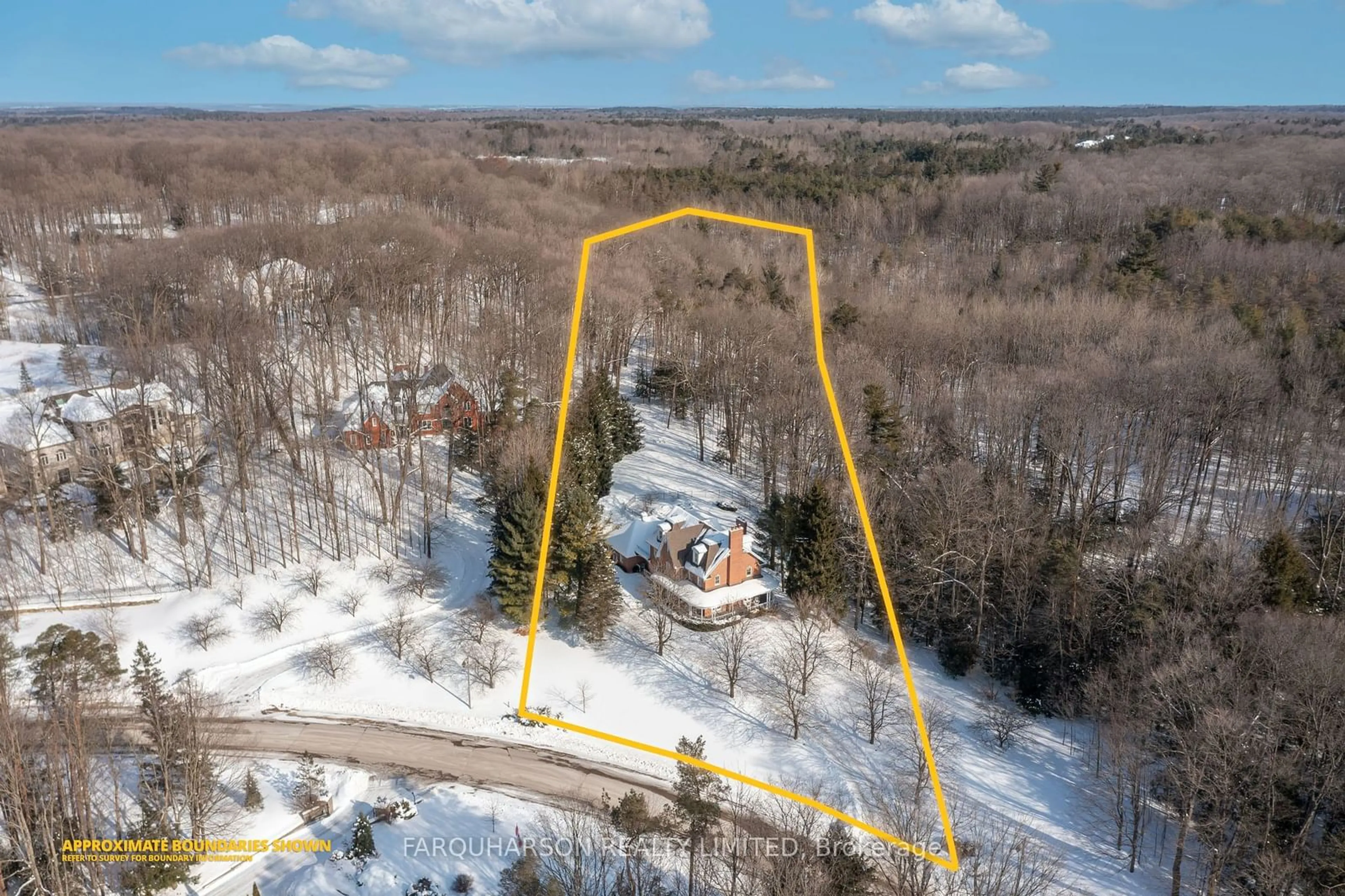 A pic from outside/outdoor area/front of a property/back of a property/a pic from drone, building for 28 Greenvalley Circ, Whitchurch-Stouffville Ontario L3Y 4W1