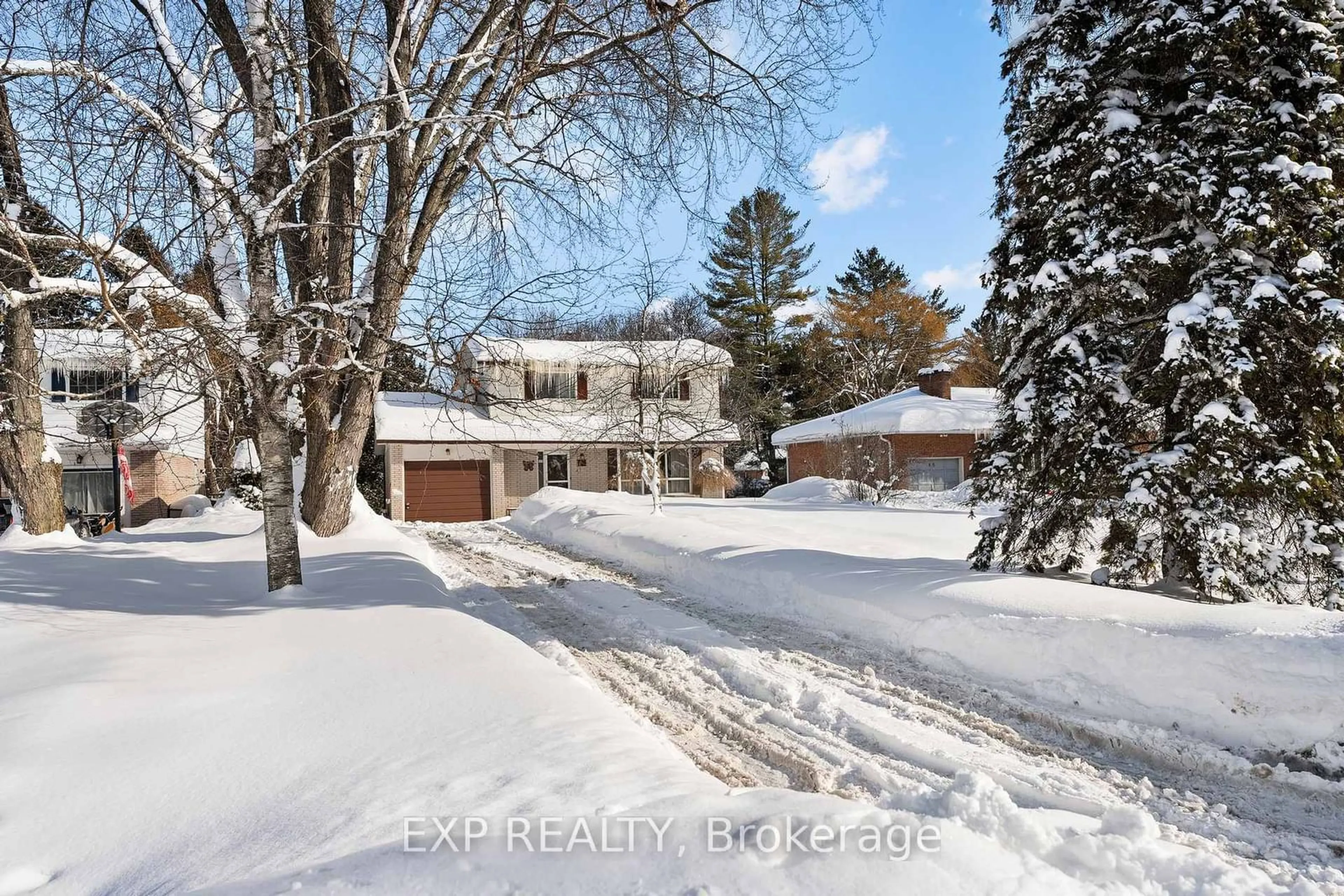 A pic from outside/outdoor area/front of a property/back of a property/a pic from drone, street for 17 Golfview Cres, Georgina Ontario L0E 1R0