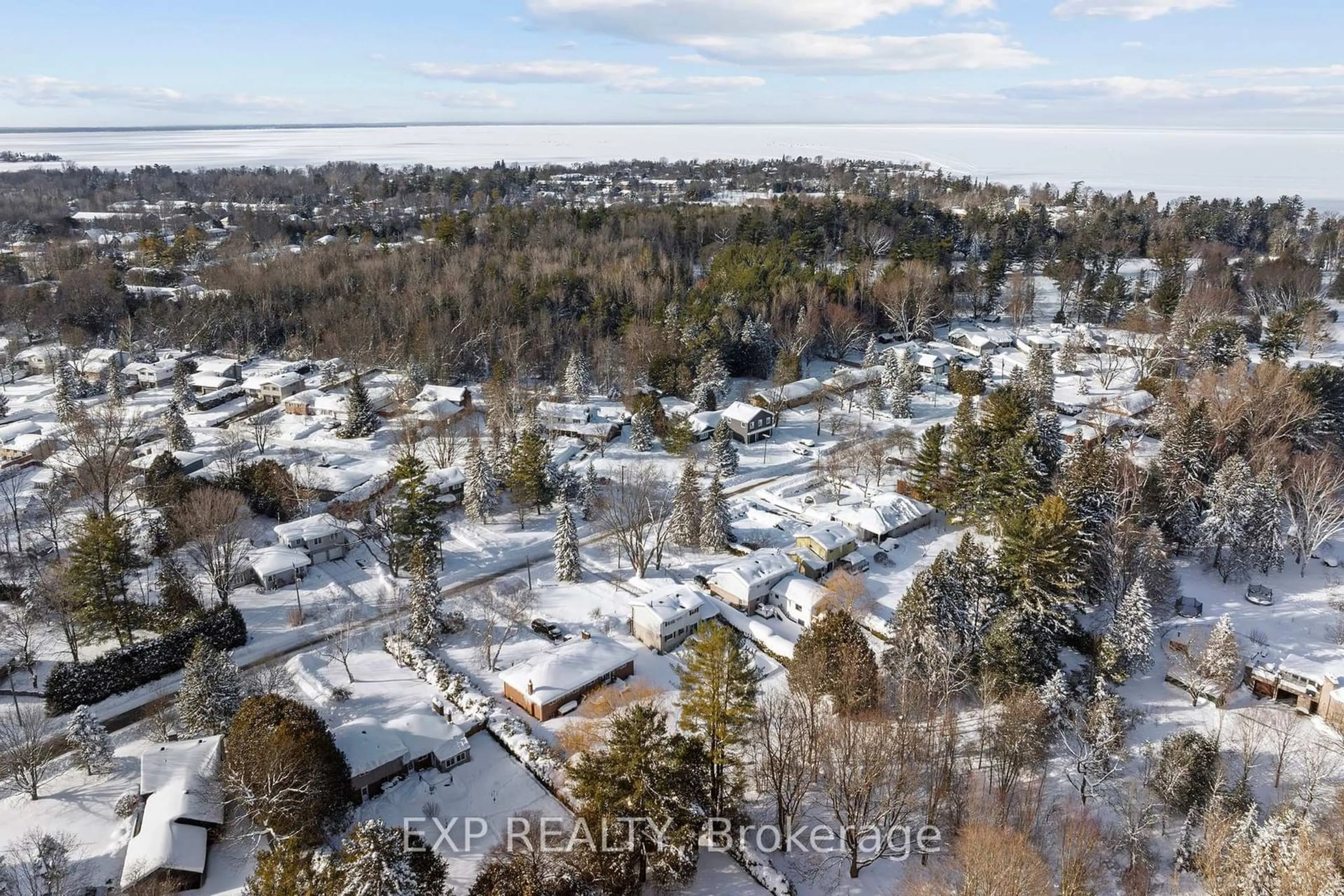 A pic from outside/outdoor area/front of a property/back of a property/a pic from drone, unknown for 17 Golfview Cres, Georgina Ontario L0E 1R0