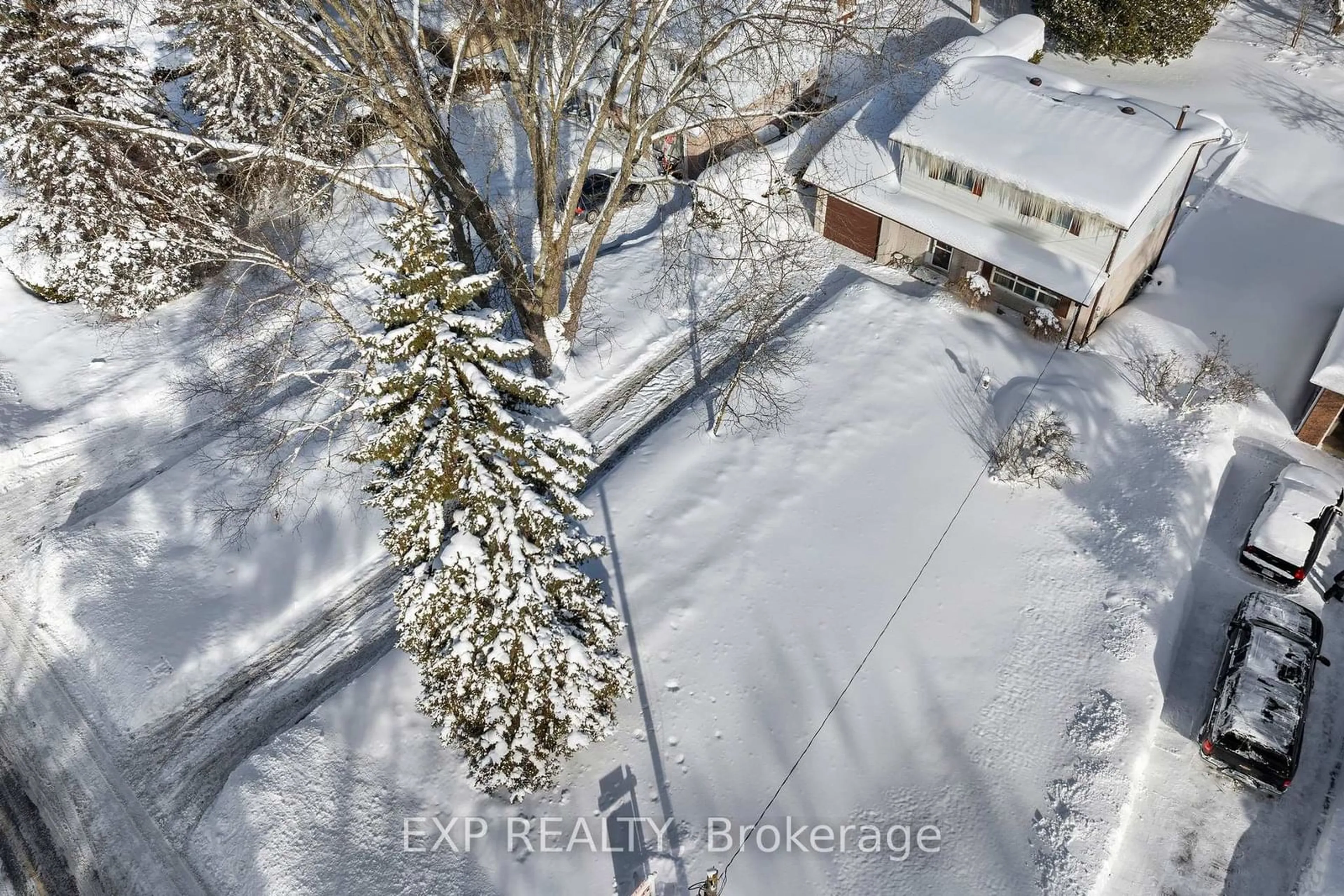 A pic from outside/outdoor area/front of a property/back of a property/a pic from drone, street for 17 Golfview Cres, Georgina Ontario L0E 1R0