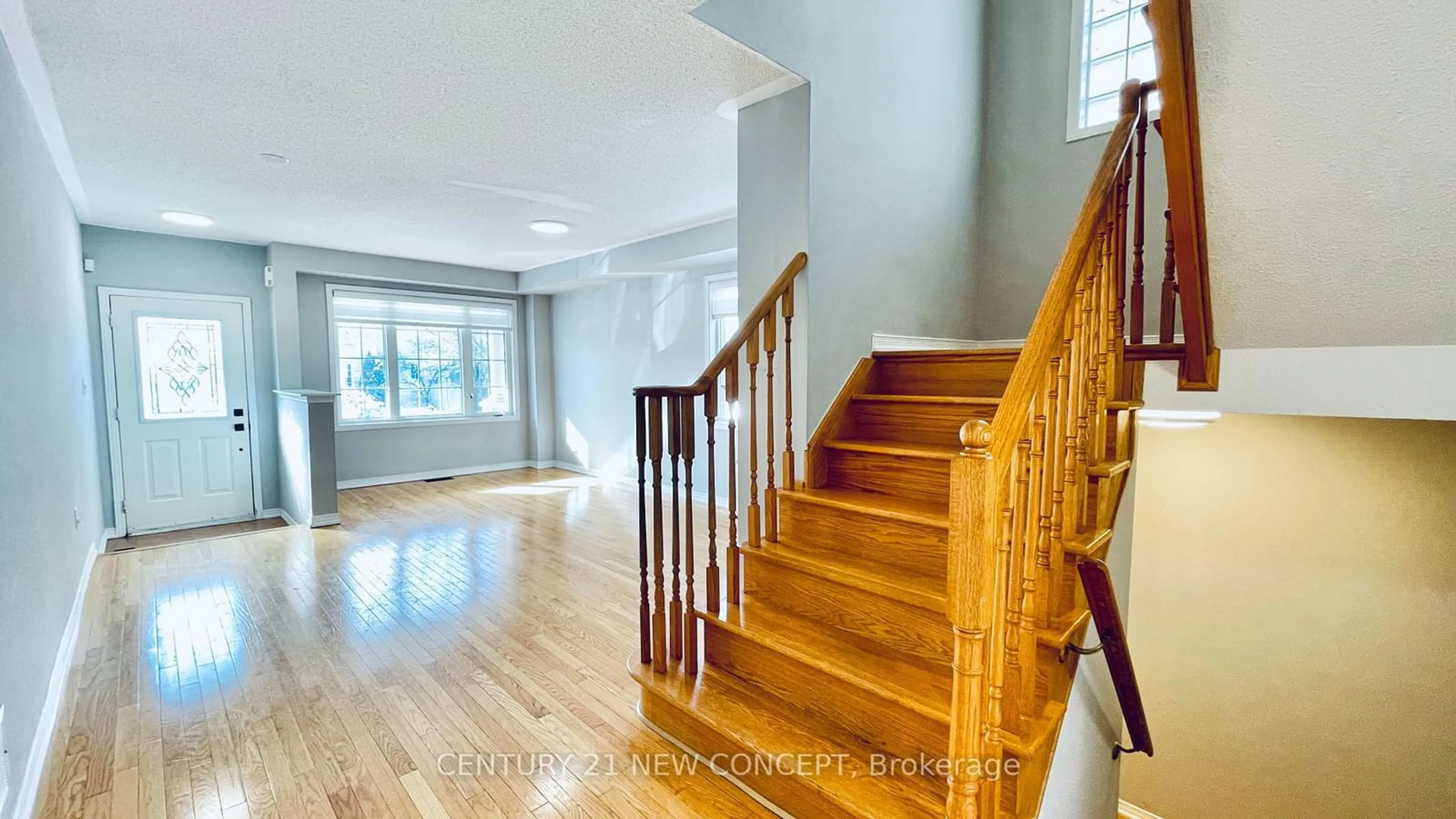 Indoor foyer for 315 Conover Ave, Aurora Ontario L4G 7X4