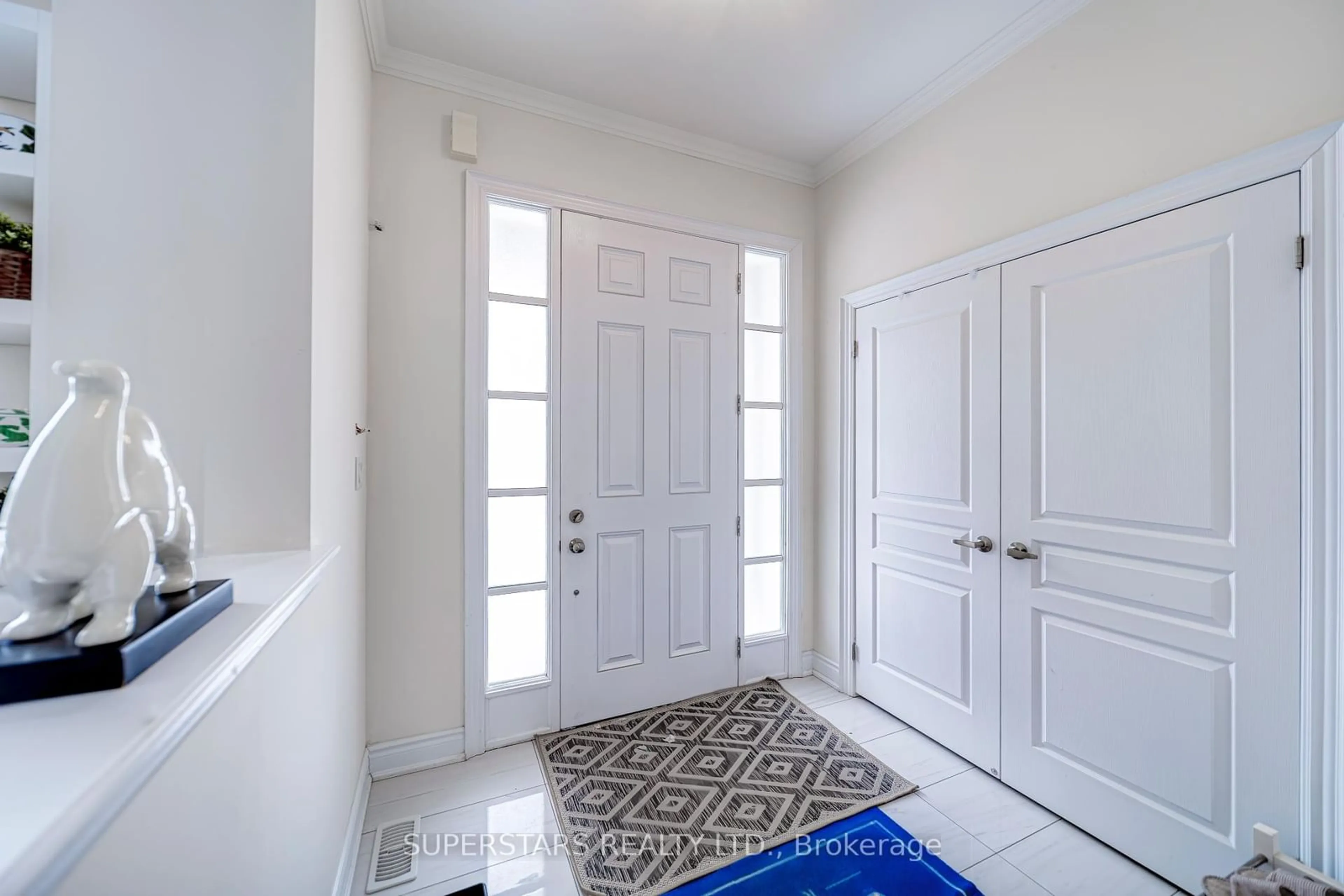 Indoor entryway for 168 Paradelle Dr, Richmond Hill Ontario L4E 1E7