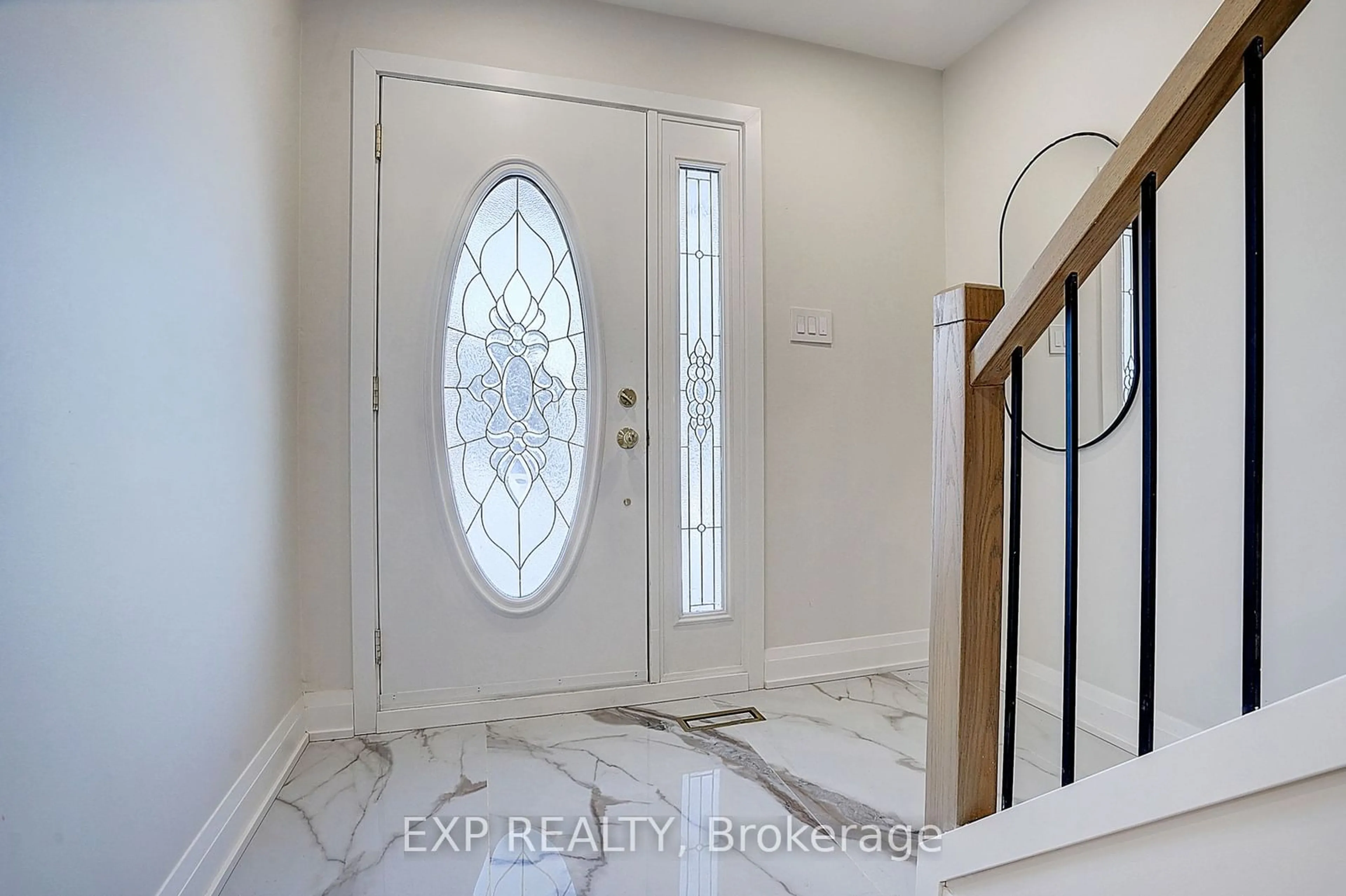 Indoor entryway for 763 Beman Dr, Newmarket Ontario L3Y 4Z4