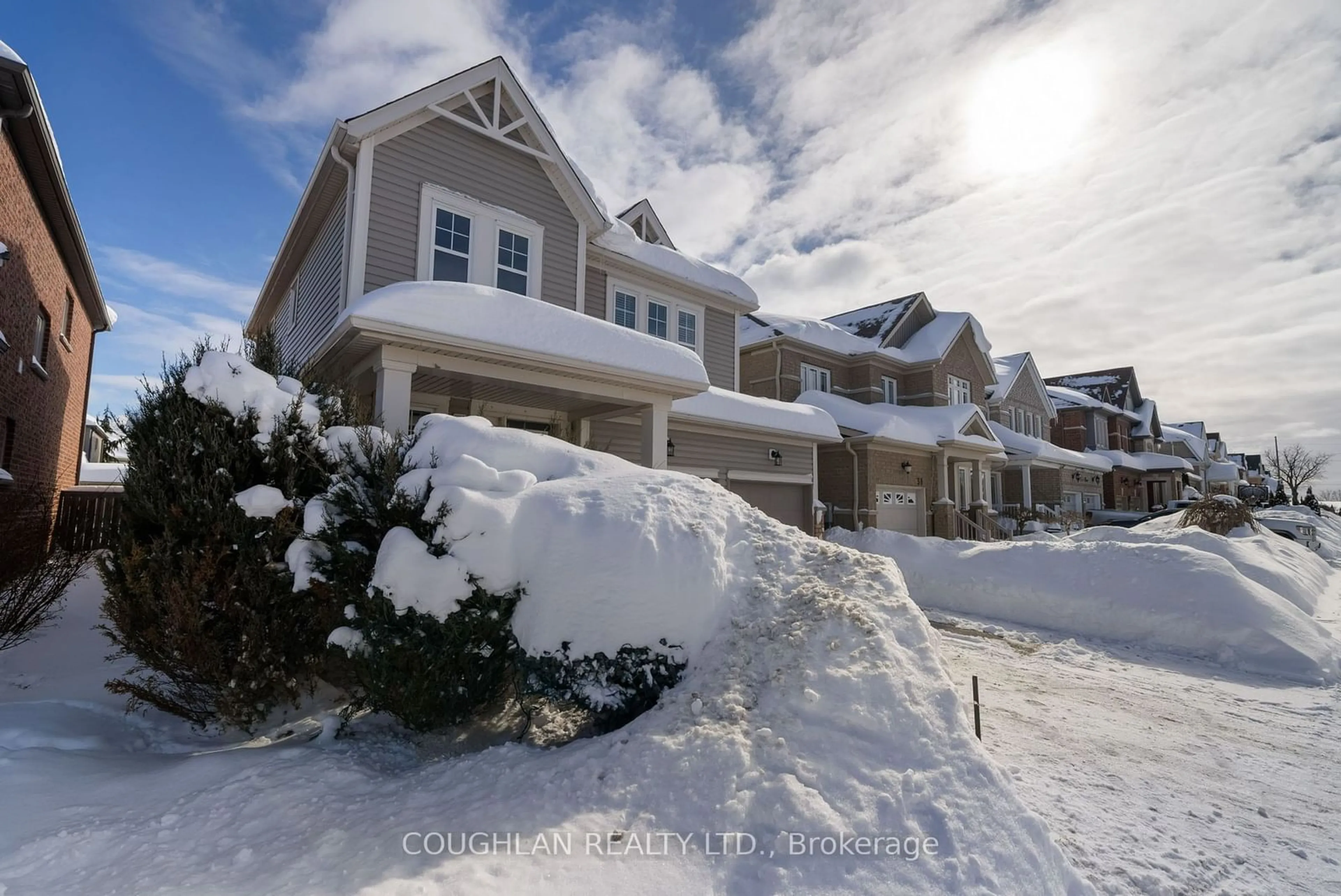 A pic from outside/outdoor area/front of a property/back of a property/a pic from drone, street for 37 Faris St, Bradford West Gwillimbury Ontario L3Z 0C6