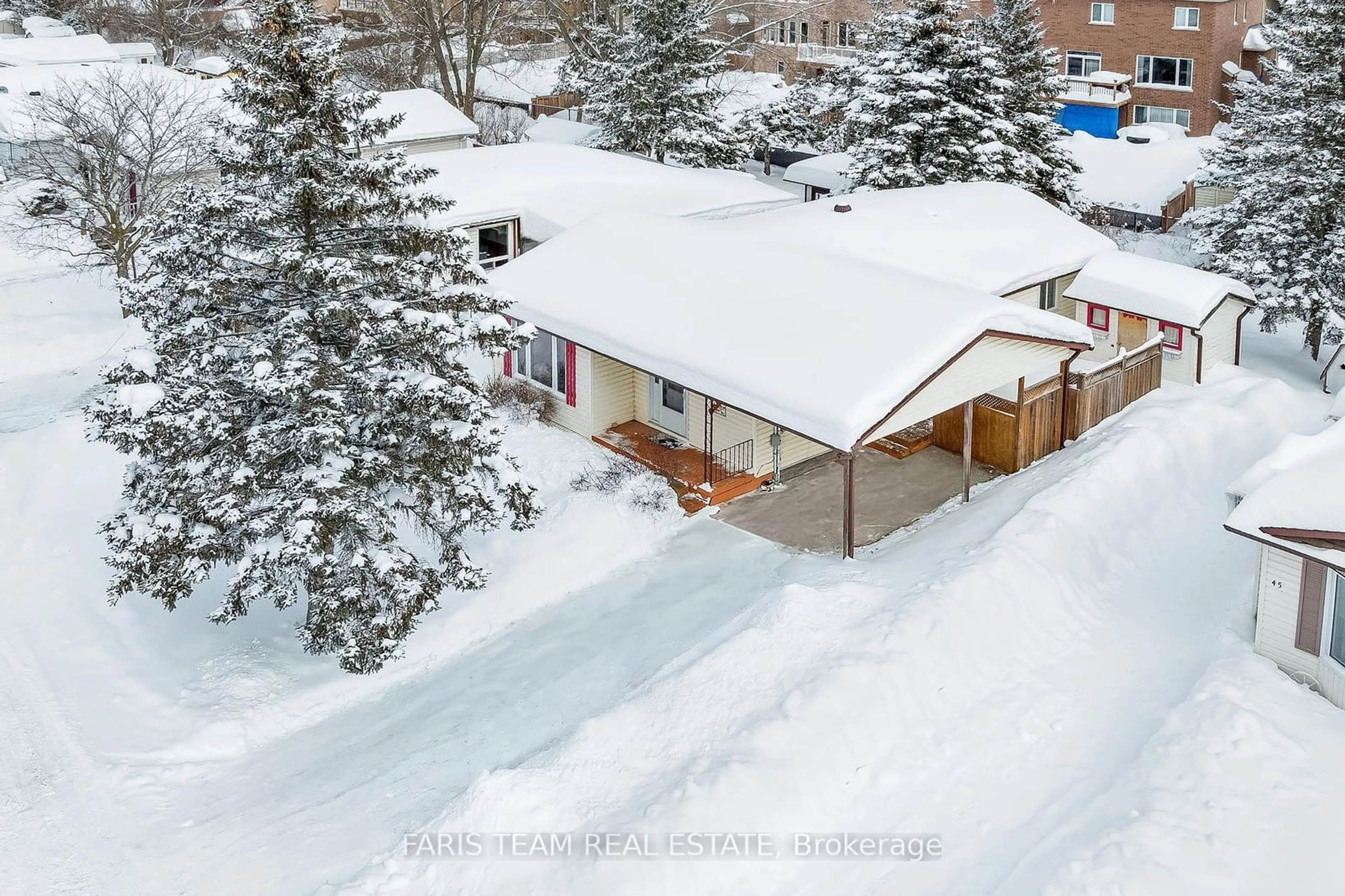 A pic from outside/outdoor area/front of a property/back of a property/a pic from drone, street for 43 Royal Oak Dr, Innisfil Ontario L0L 1L0