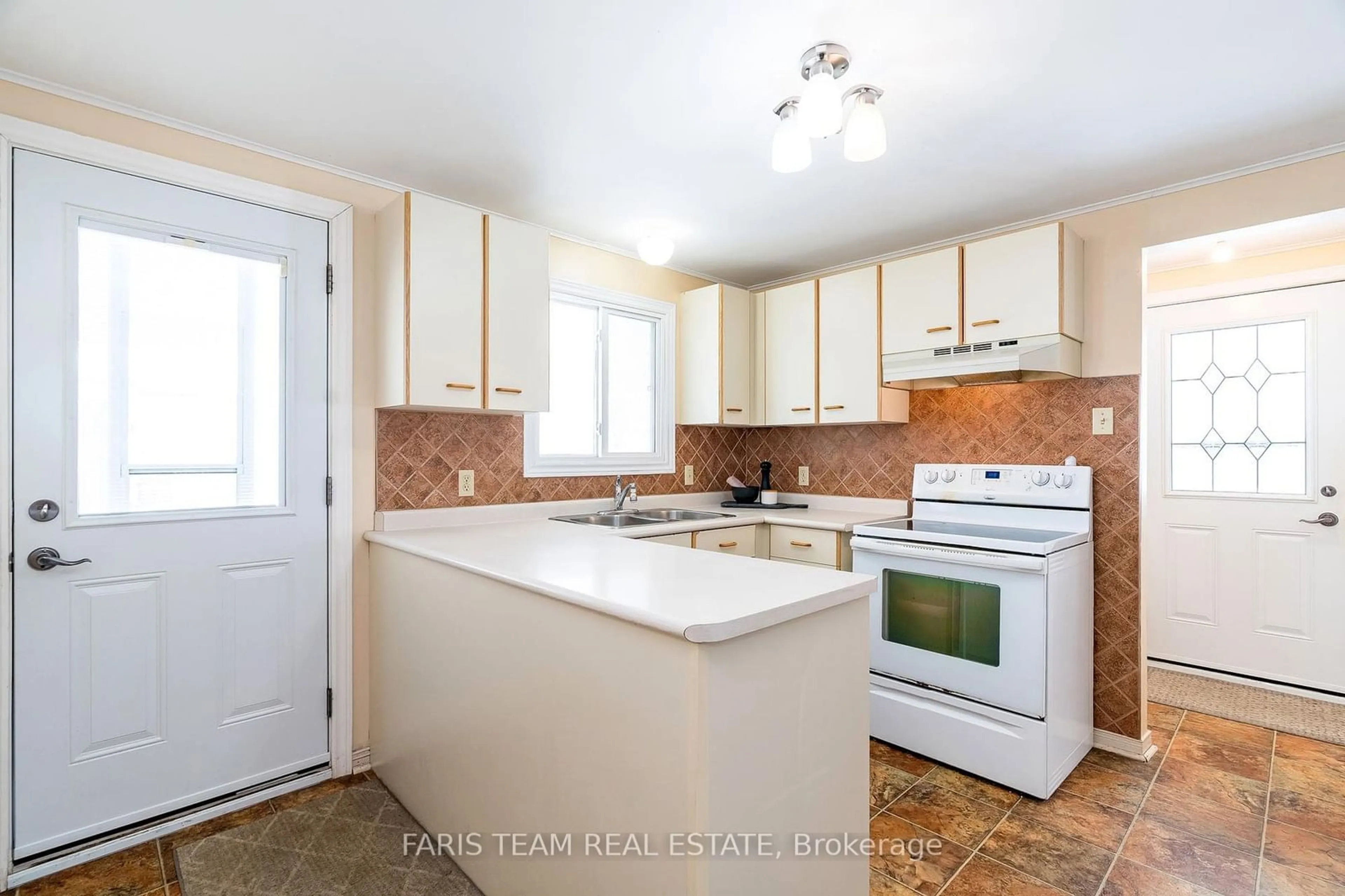 Standard kitchen, unknown for 43 Royal Oak Dr, Innisfil Ontario L0L 1L0