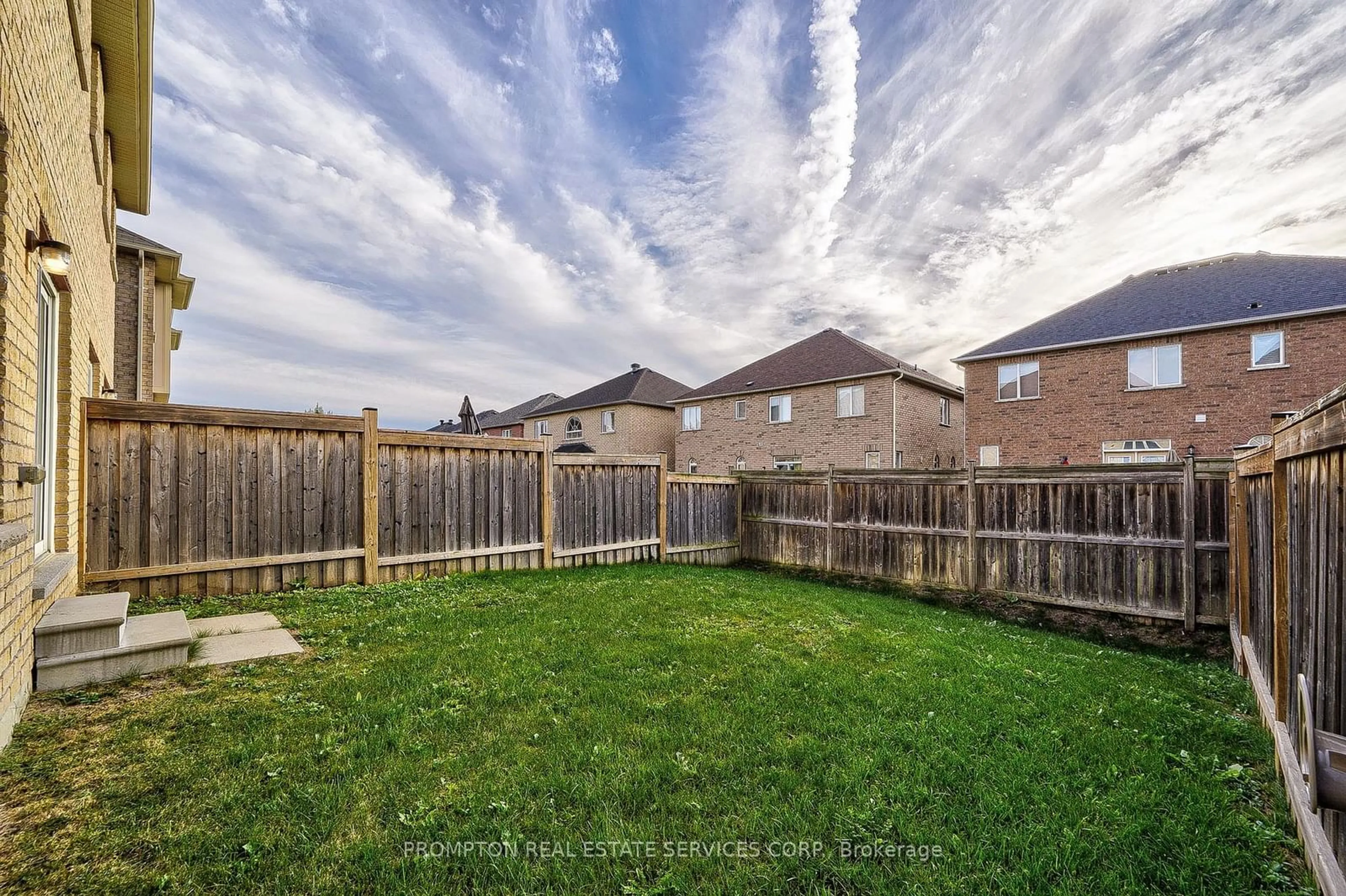 A pic from outside/outdoor area/front of a property/back of a property/a pic from drone, street for 26 Memon Pl, Markham Ontario L6E 0S1