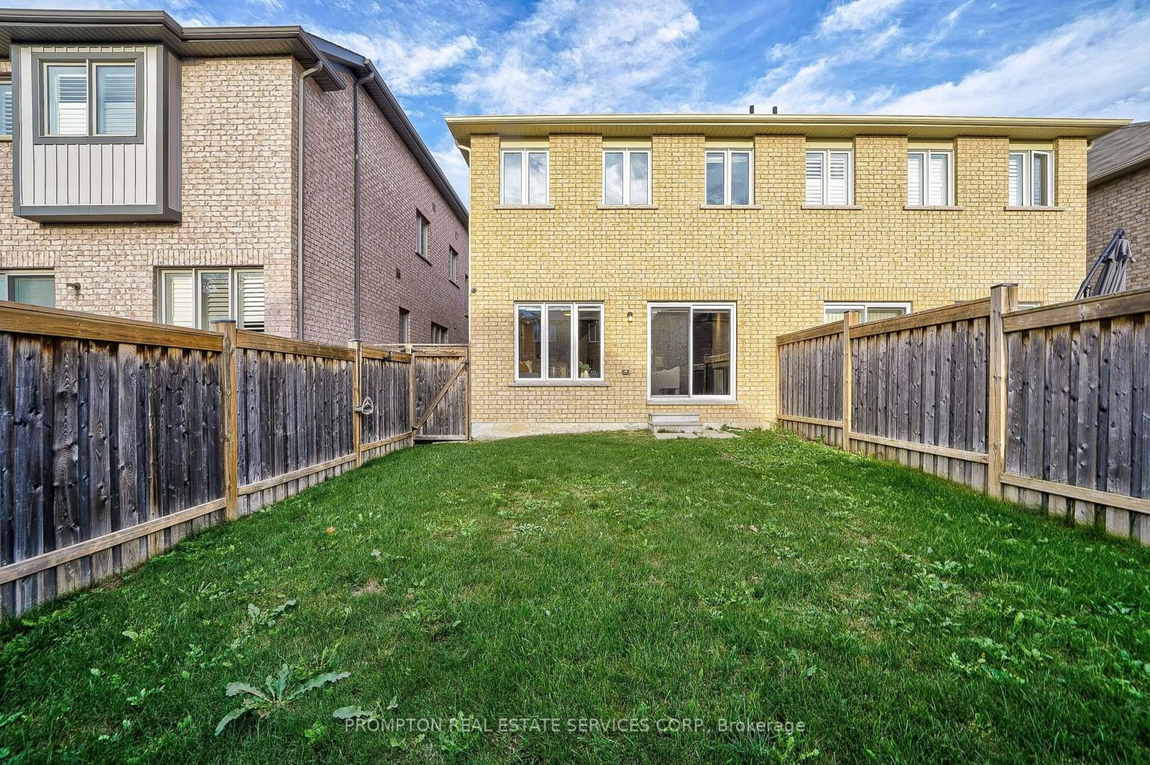 A pic from outside/outdoor area/front of a property/back of a property/a pic from drone, street for 26 Memon Pl, Markham Ontario L6E 0S1