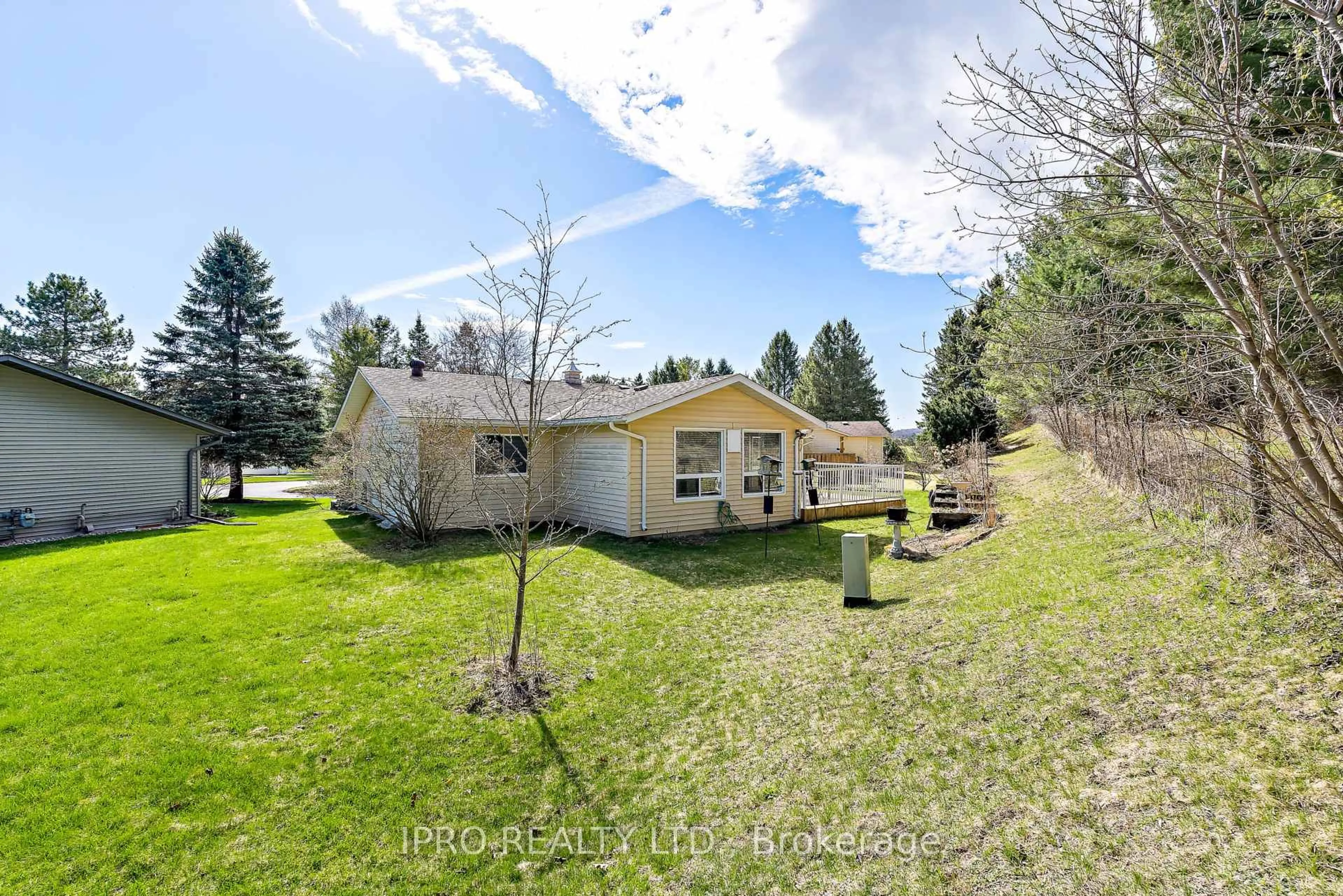 A pic from outside/outdoor area/front of a property/back of a property/a pic from drone, unknown for 9 Balsam Crt, New Tecumseth Ontario L0G 1W0