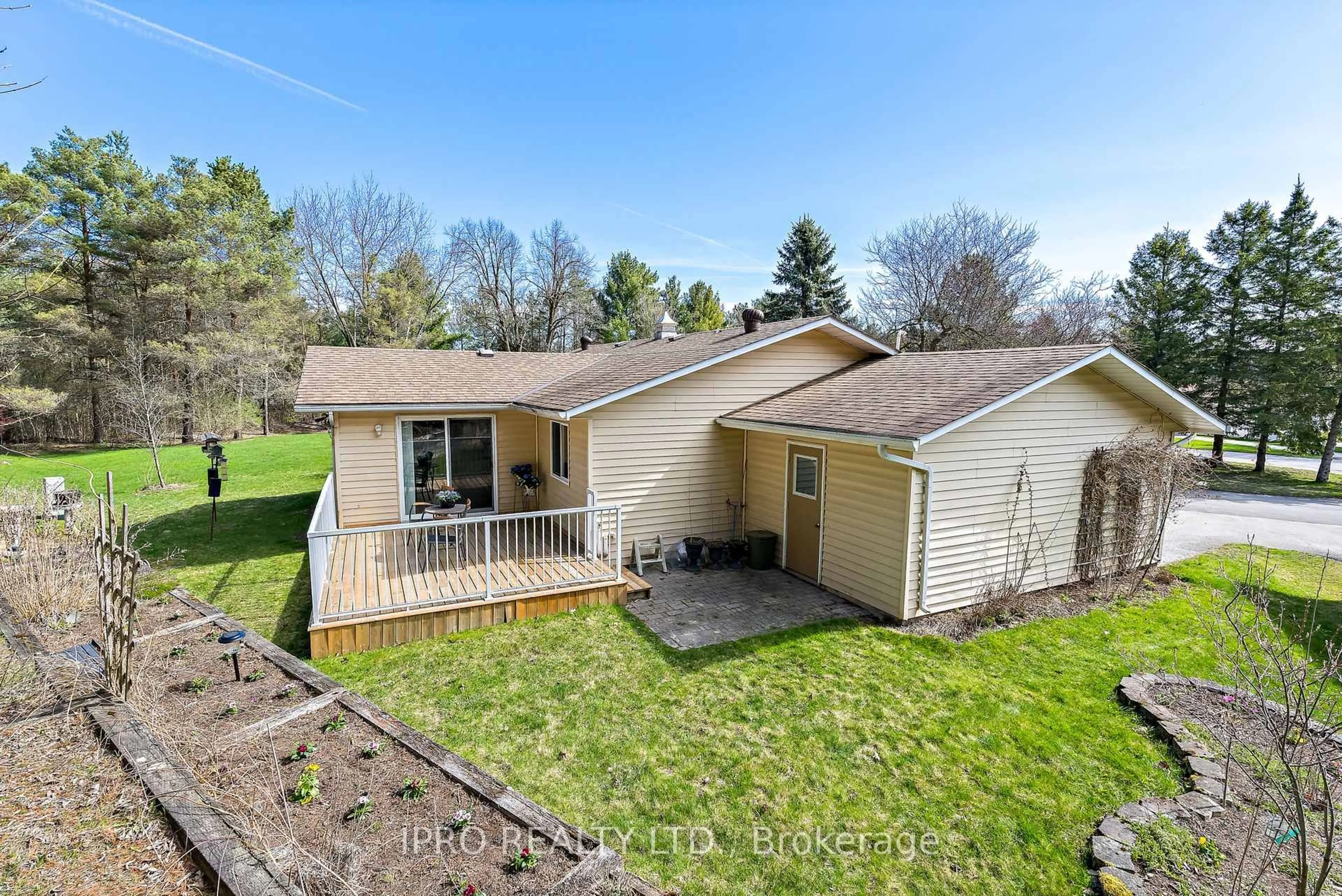 A pic from outside/outdoor area/front of a property/back of a property/a pic from drone, unknown for 9 Balsam Crt, New Tecumseth Ontario L0G 1W0