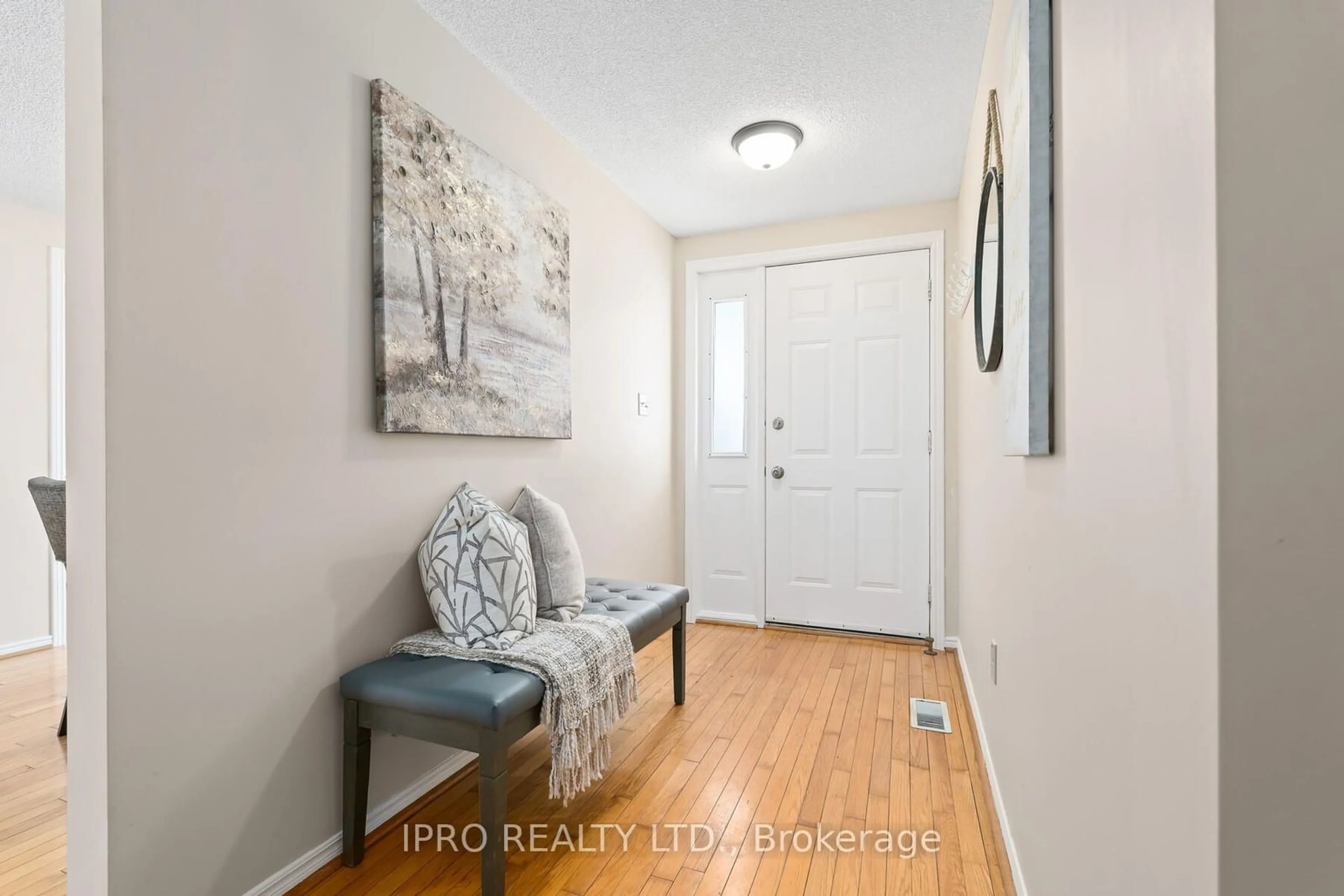 Indoor entryway for 9 Balsam Crt, New Tecumseth Ontario L0G 1W0