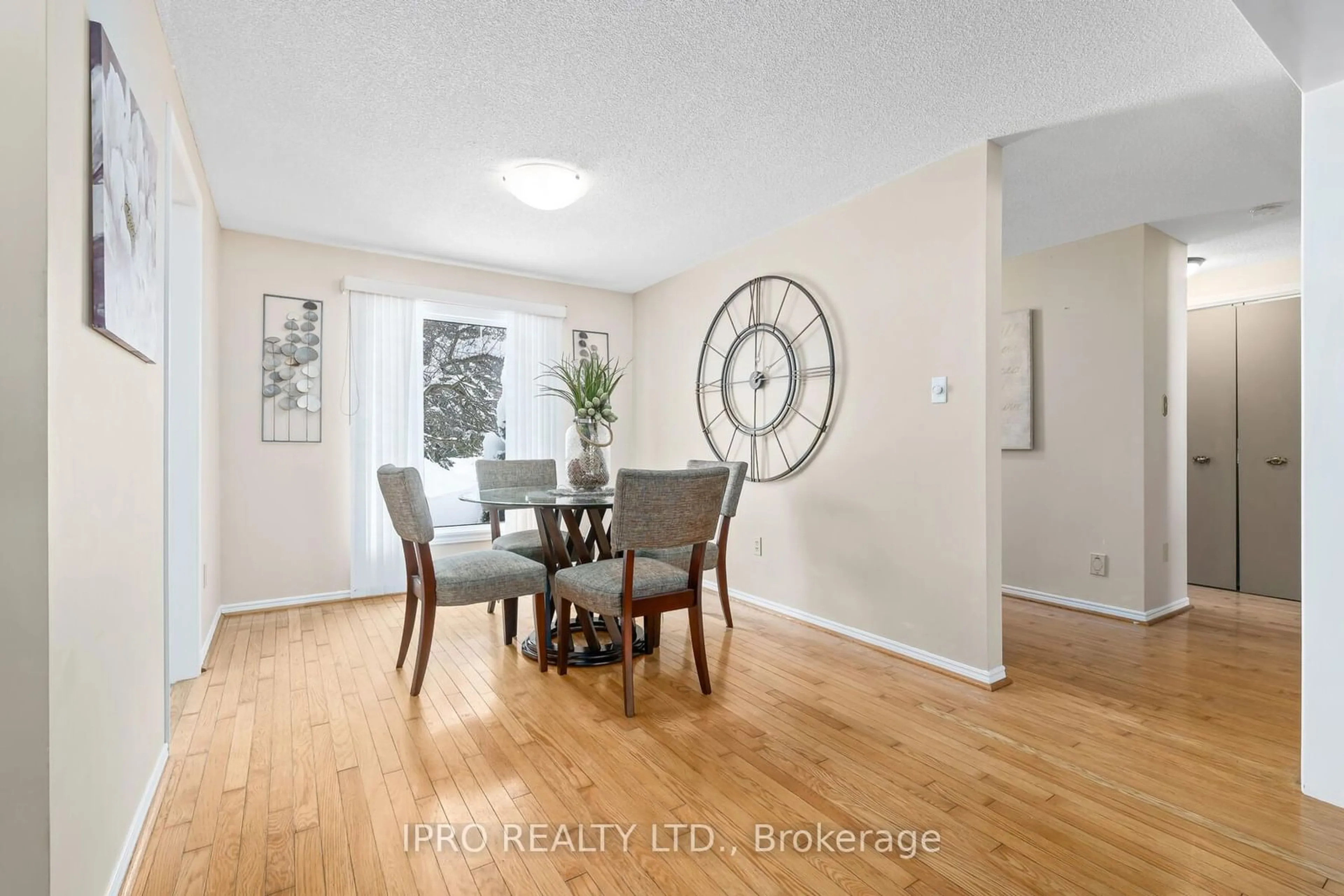 Dining room, wood/laminate floor for 9 Balsam Crt, New Tecumseth Ontario L0G 1W0