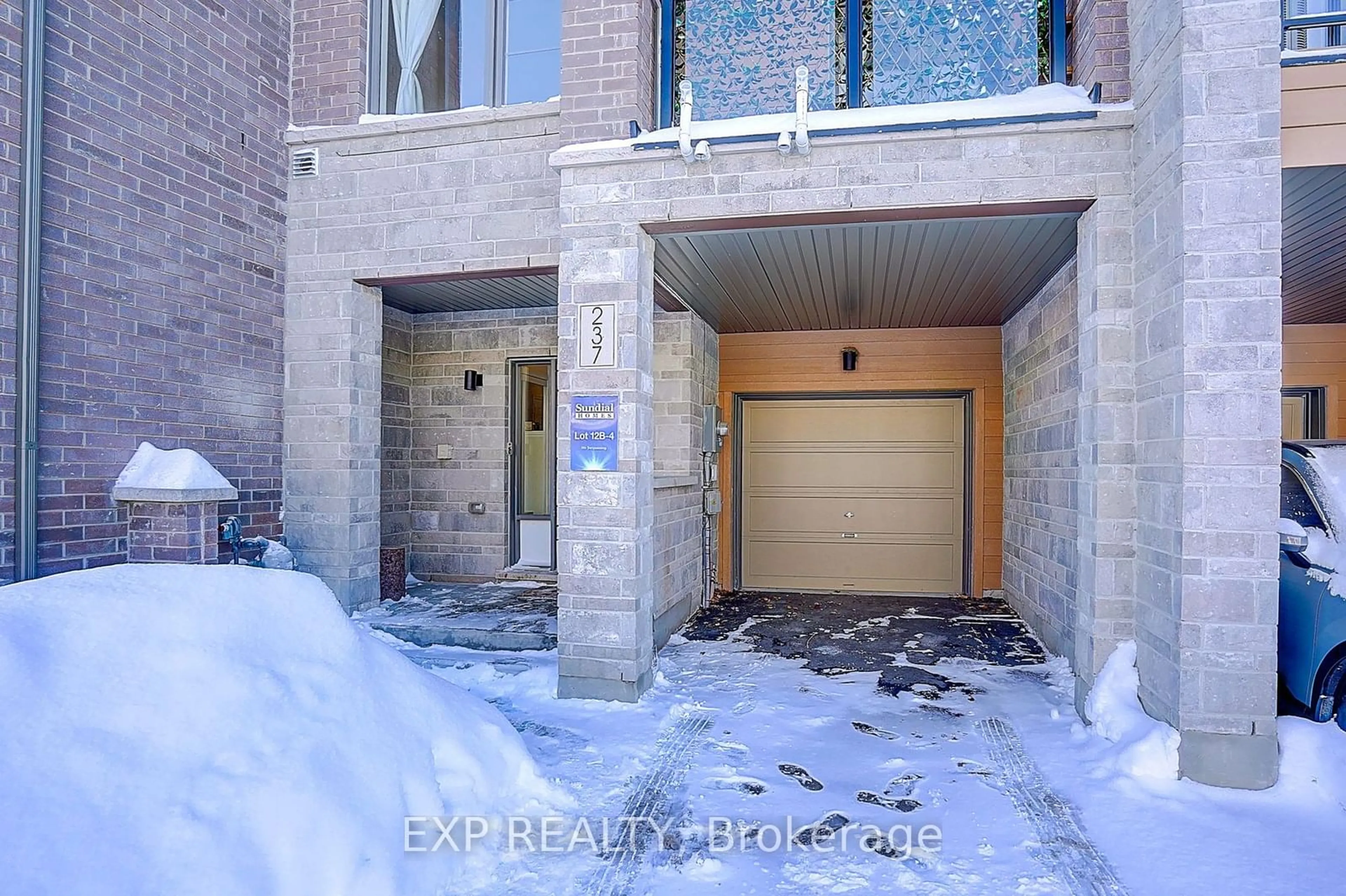 Indoor entryway for 237 Vivant St, Newmarket Ontario L3X 0K9