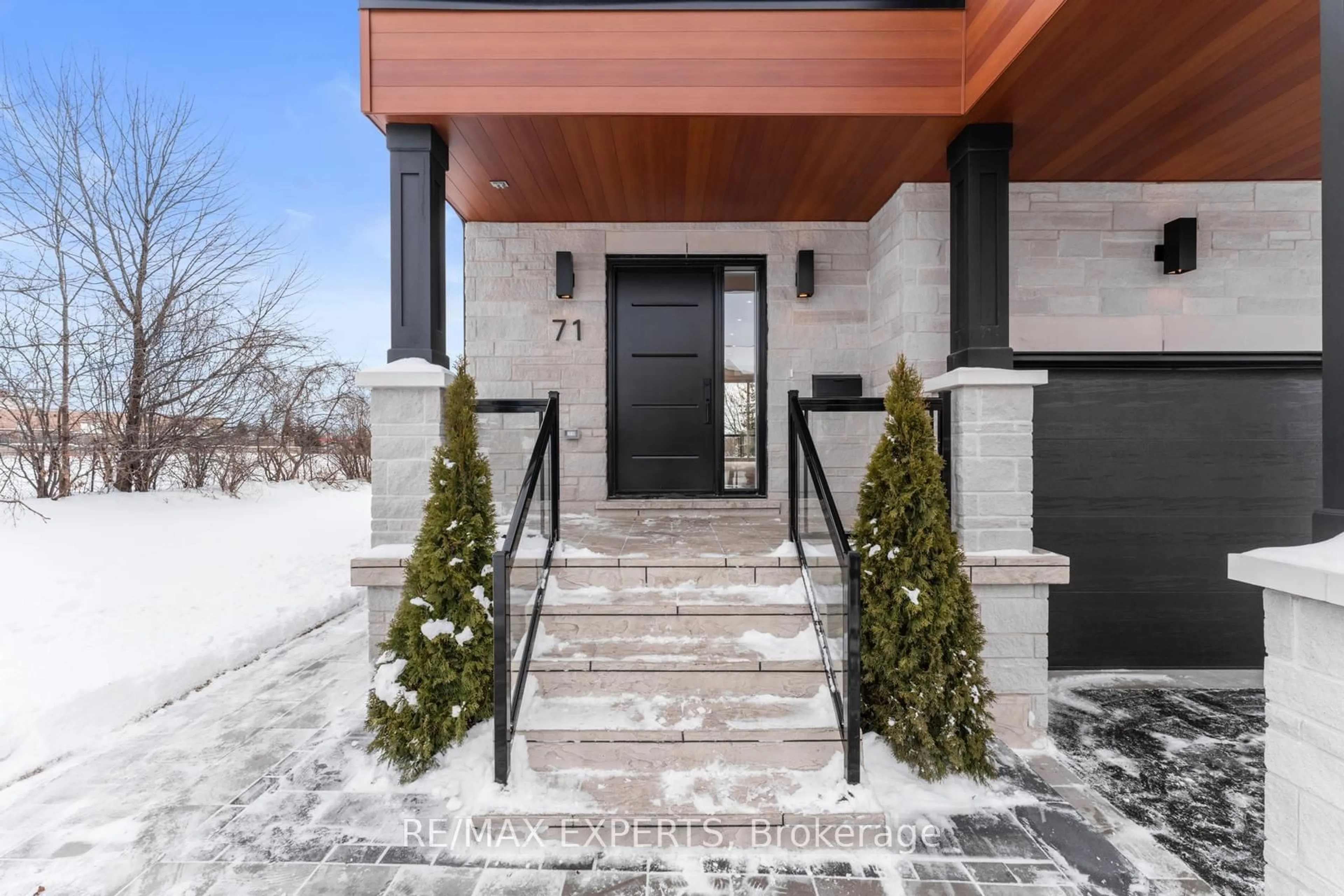 Indoor entryway for 71 Hawkview Blvd, Vaughan Ontario L4H 2E2