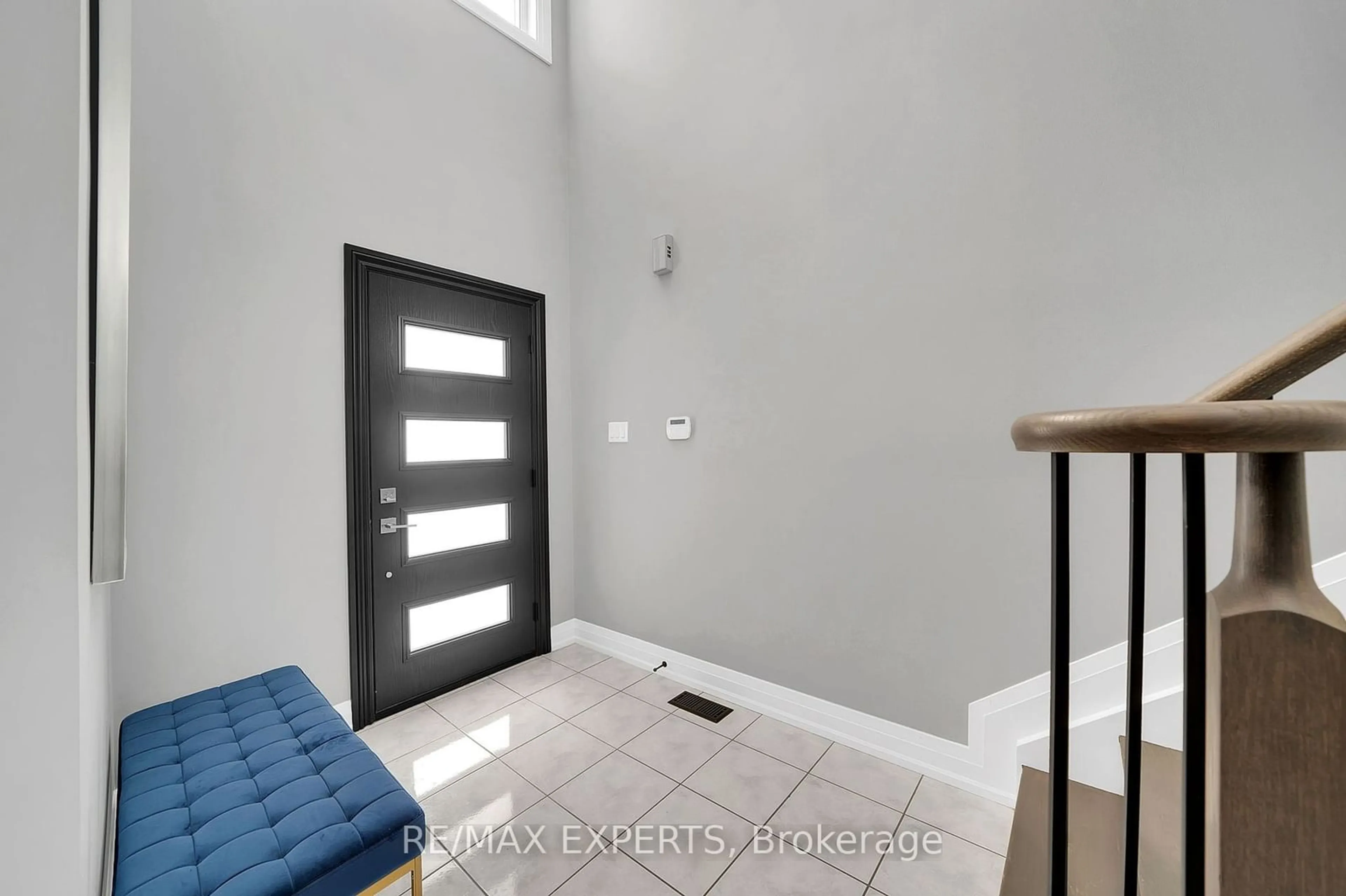 Indoor entryway for 10 Kildrummy Gate, Vaughan Ontario L6A 2W9