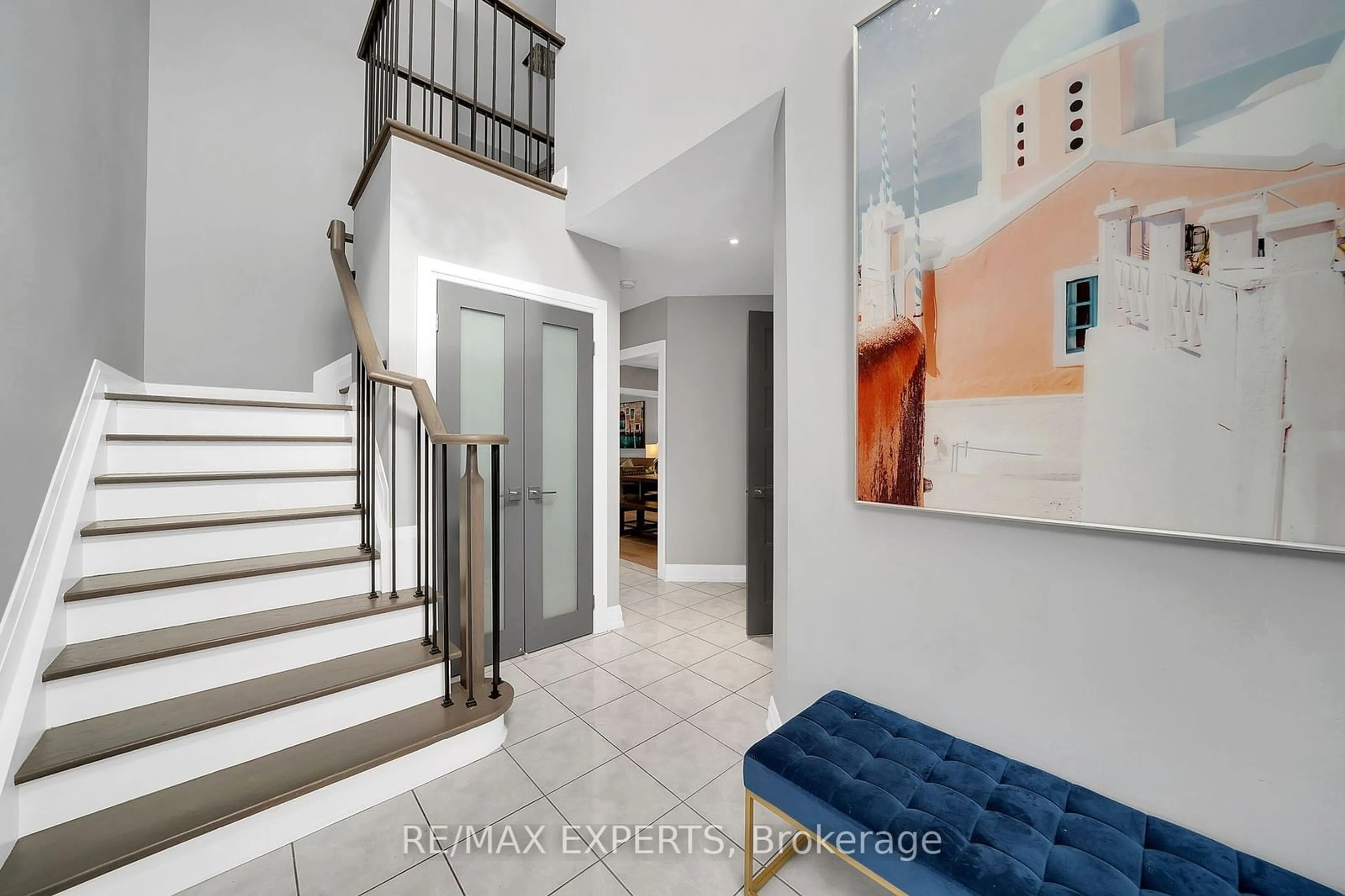 Indoor foyer for 10 Kildrummy Gate, Vaughan Ontario L6A 2W9