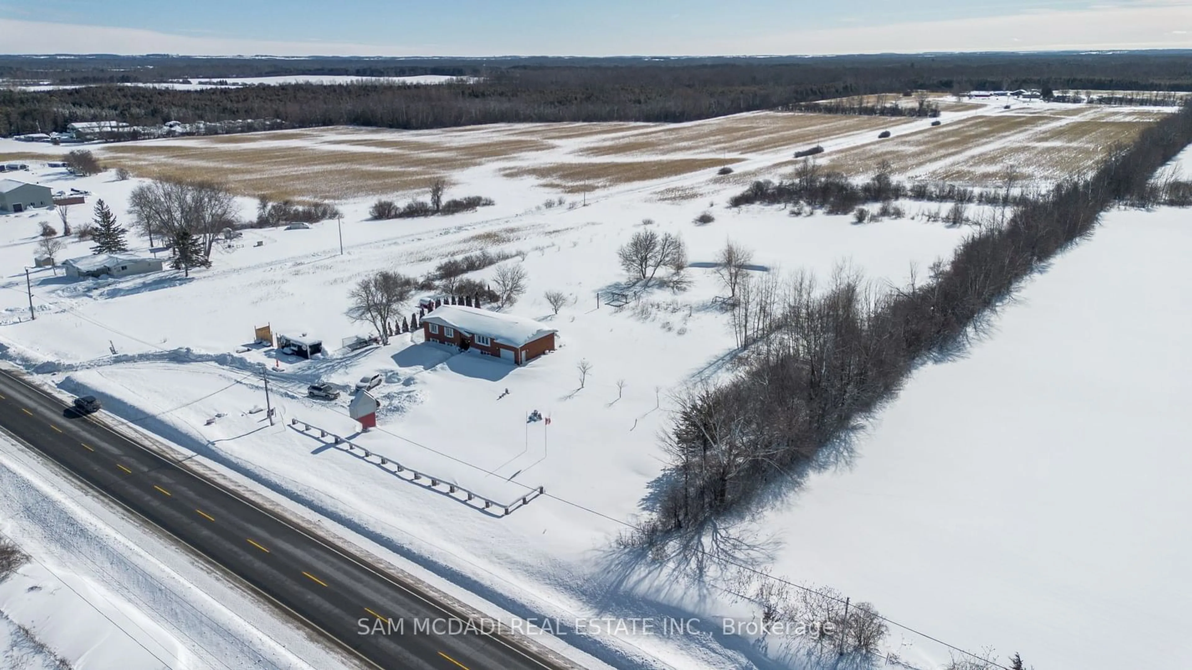 A pic from outside/outdoor area/front of a property/back of a property/a pic from drone, building for 27887 Highway 48 Rd, Georgina Ontario L0E 1R0