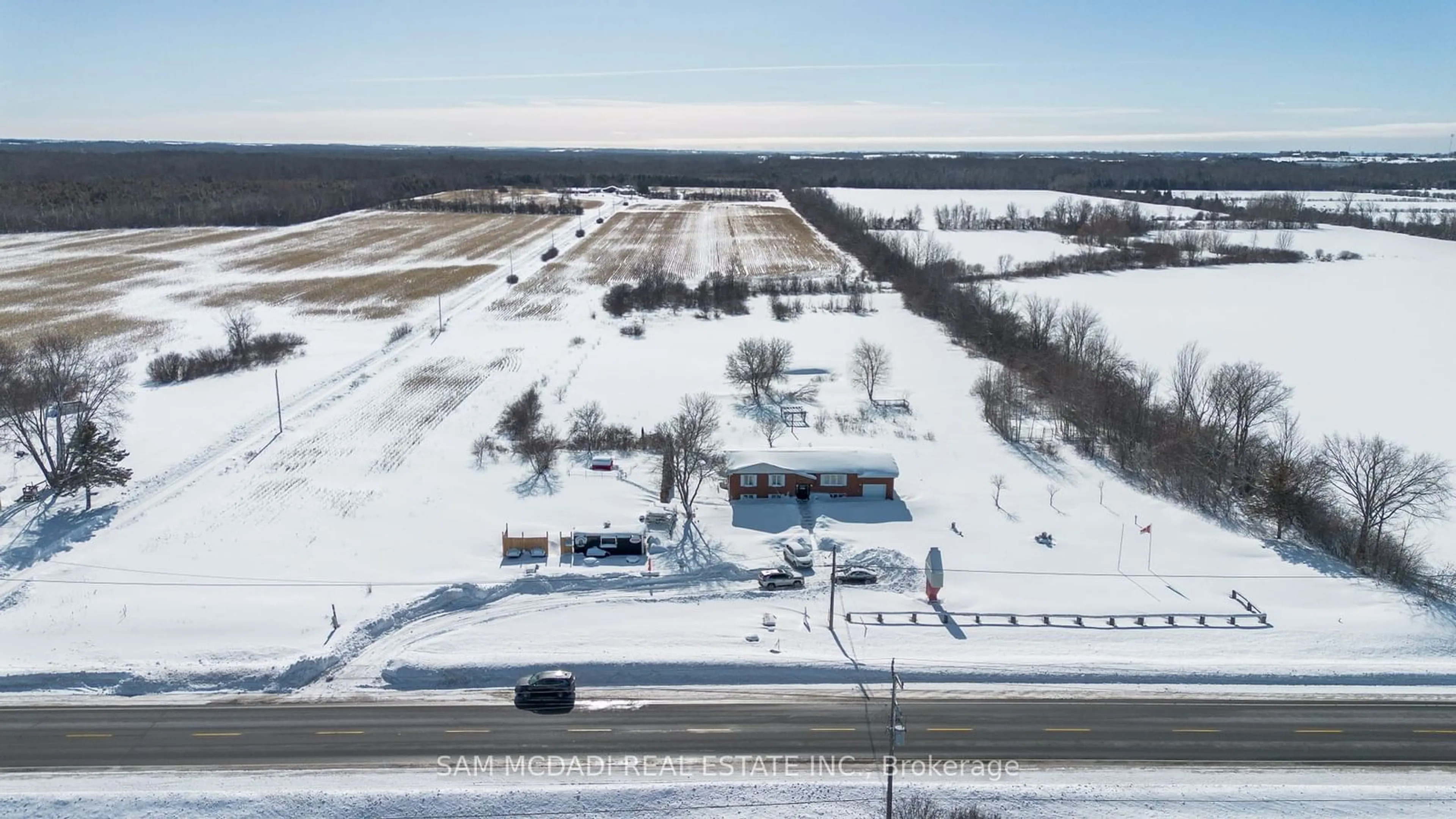 A pic from outside/outdoor area/front of a property/back of a property/a pic from drone, building for 27887 Highway 48 Rd, Georgina Ontario L0E 1R0