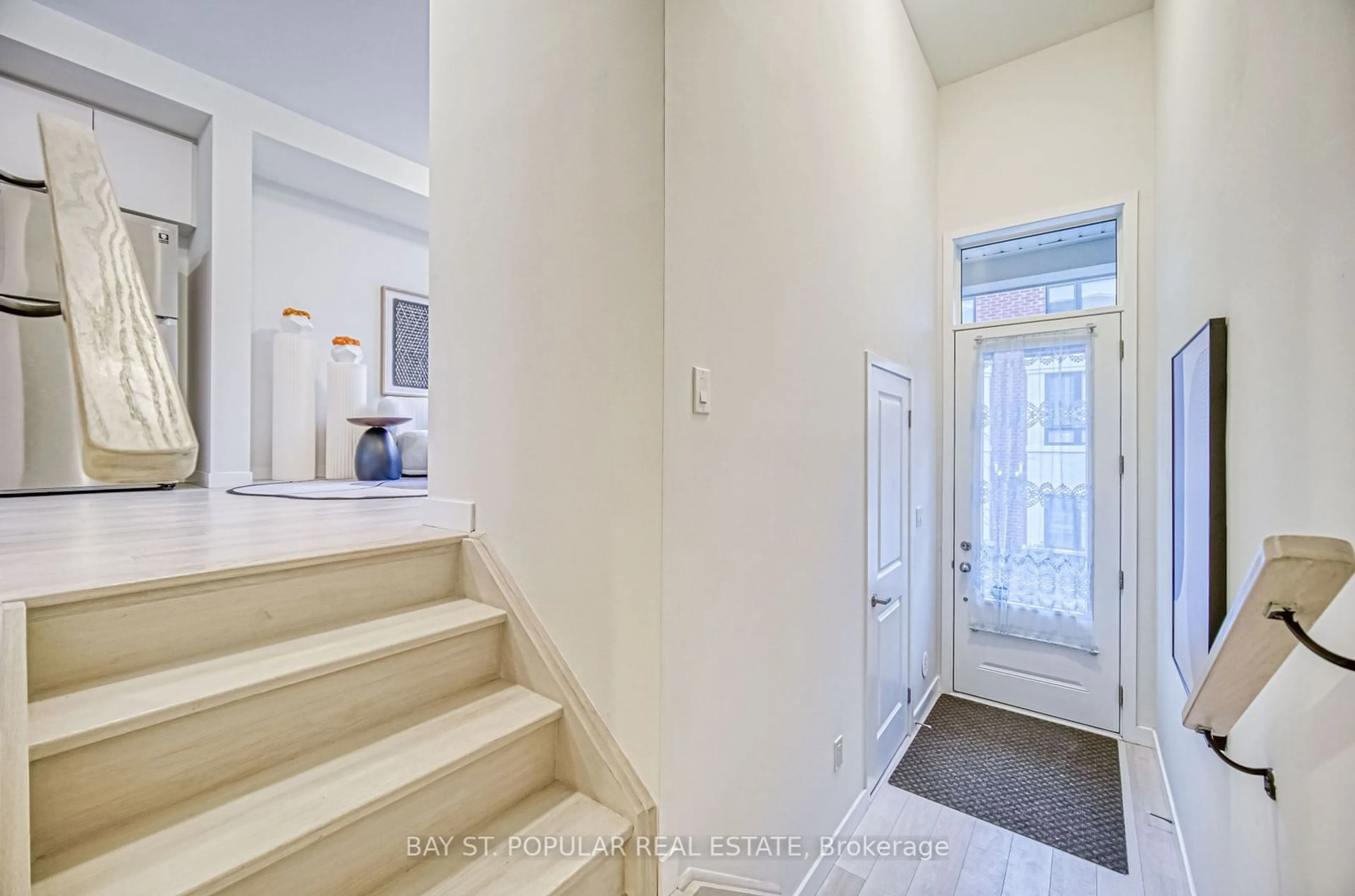 Indoor entryway for 17 James Noble Lane, Richmond Hill Ontario L4C 5S7