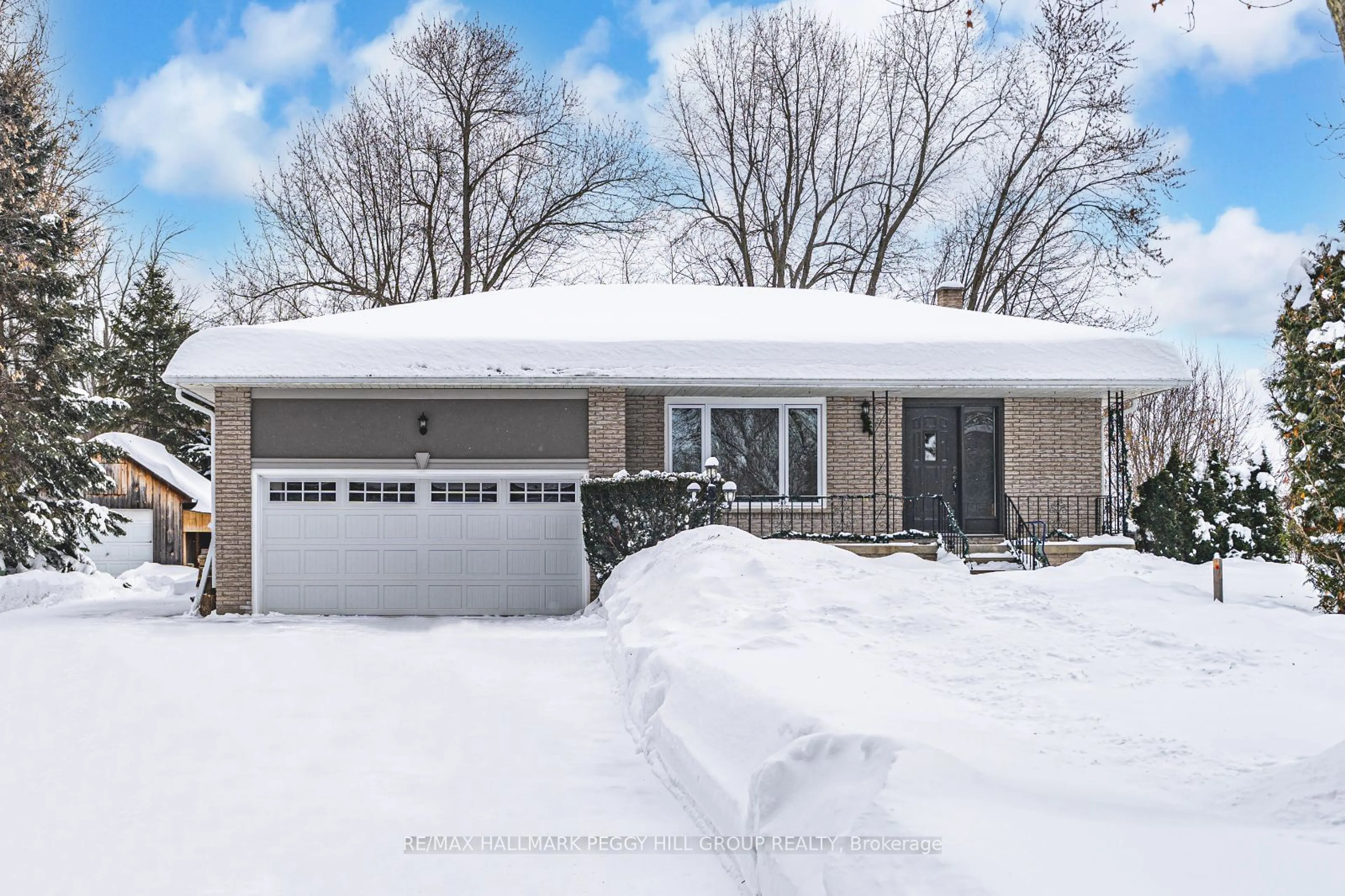 Home with vinyl exterior material, street for 5853 Yonge St, Innisfil Ontario L0L 1K0