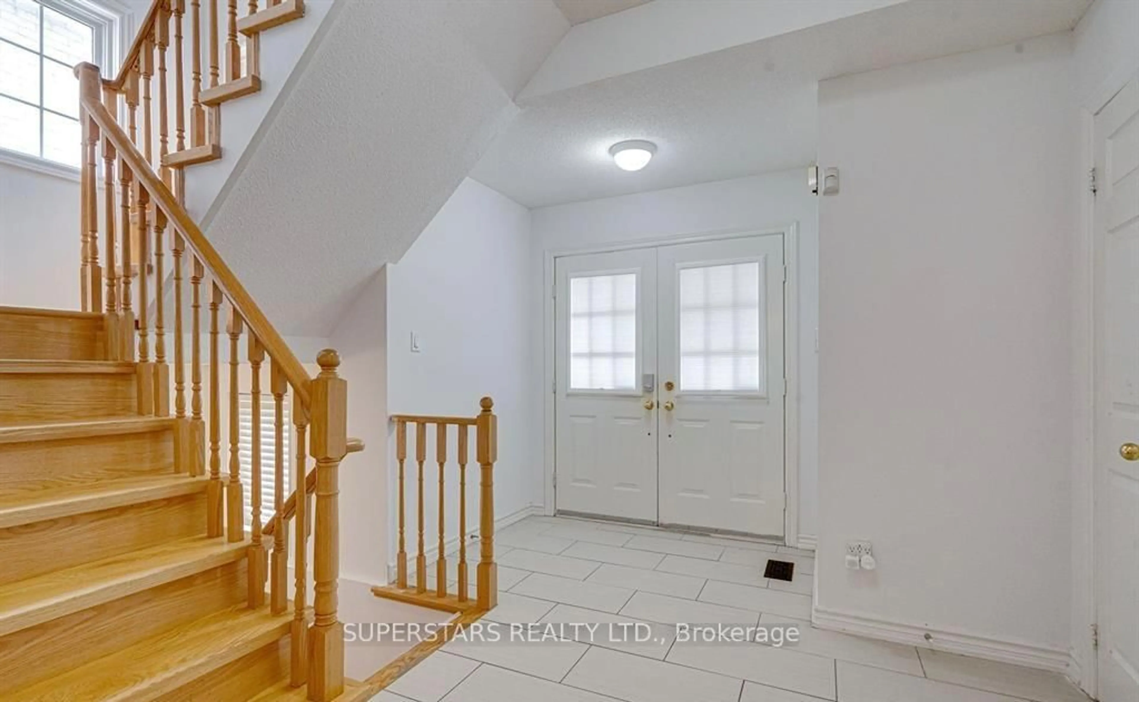 Indoor entryway for 16 Rawlings Ave, Richmond Hill Ontario L4S 1B4