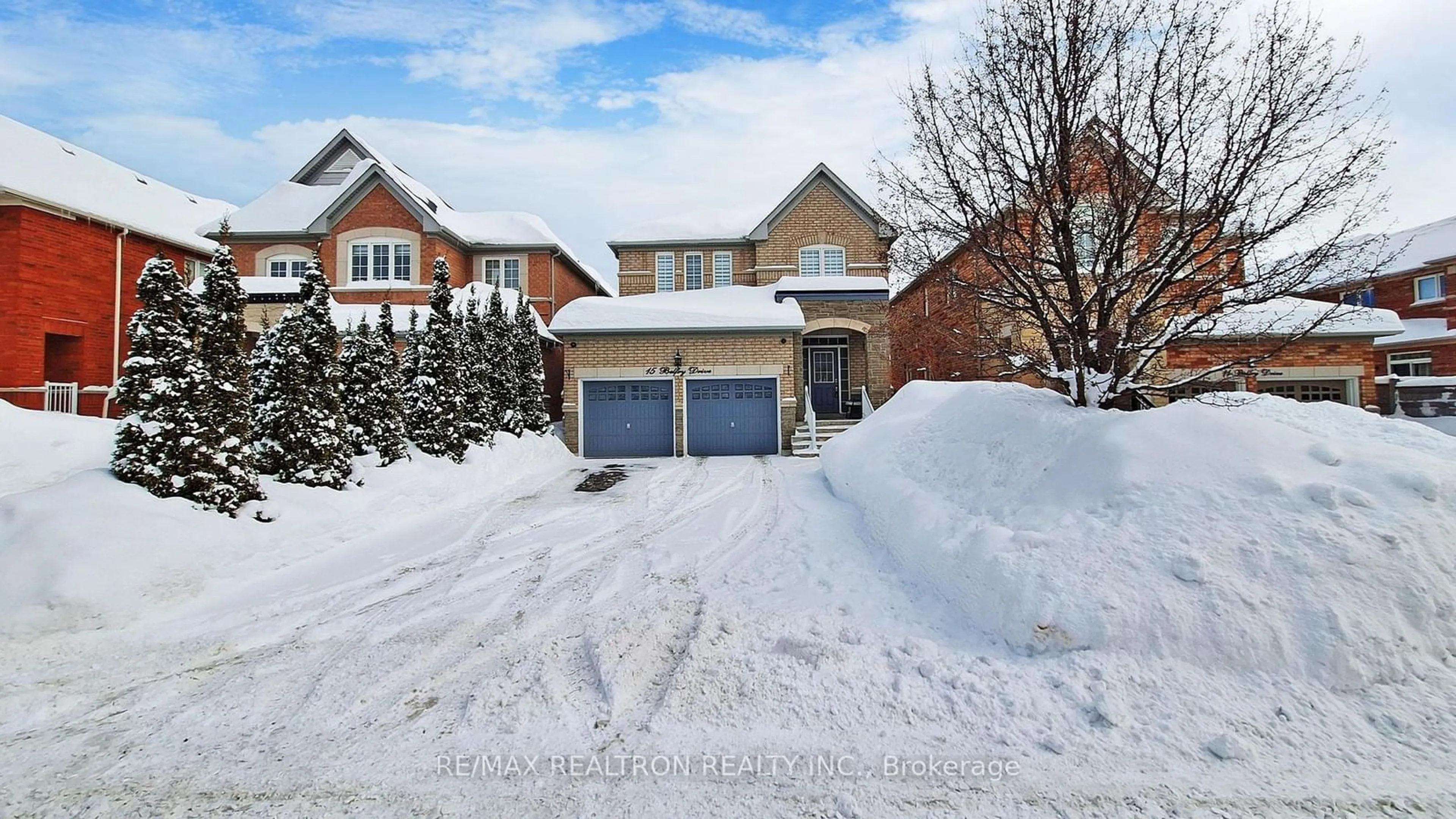 A pic from outside/outdoor area/front of a property/back of a property/a pic from drone, street for 15 Belfry Dr, Bradford West Gwillimbury Ontario L3Z 0G6