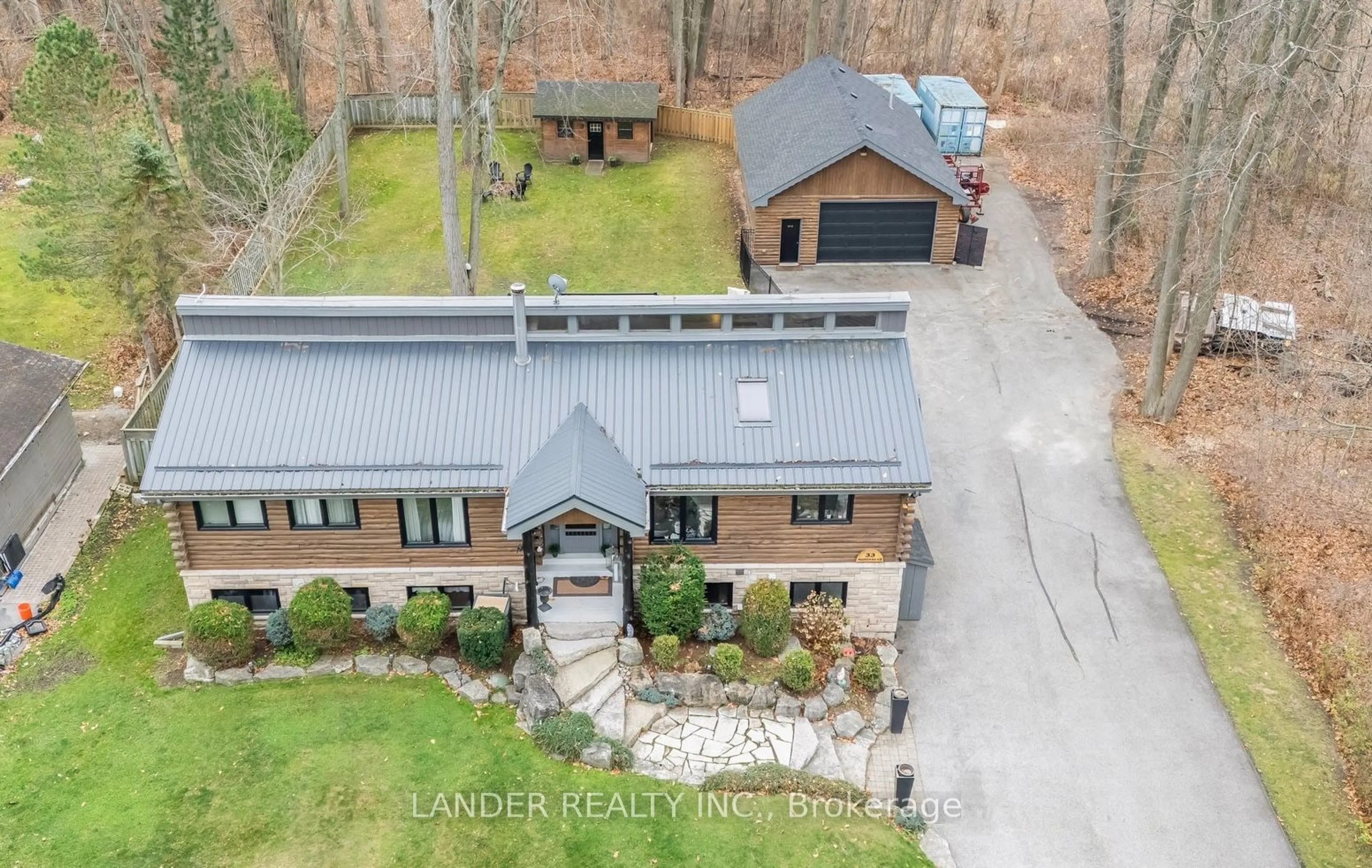 A pic from outside/outdoor area/front of a property/back of a property/a pic from drone, building for 33 Morgans Rd, East Gwillimbury Ontario L9N 0E7