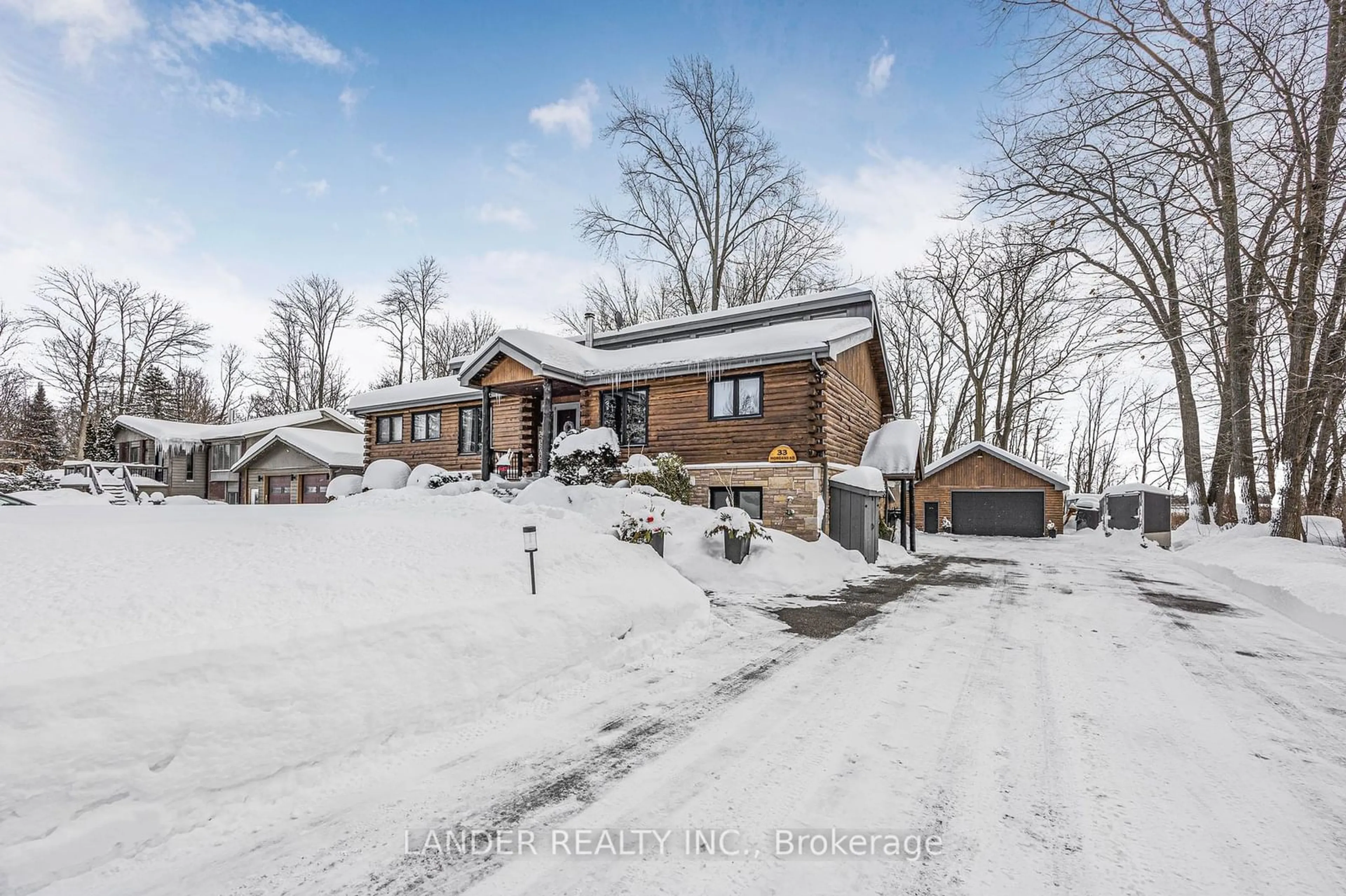 A pic from outside/outdoor area/front of a property/back of a property/a pic from drone, street for 33 Morgans Rd, East Gwillimbury Ontario L9N 0E7