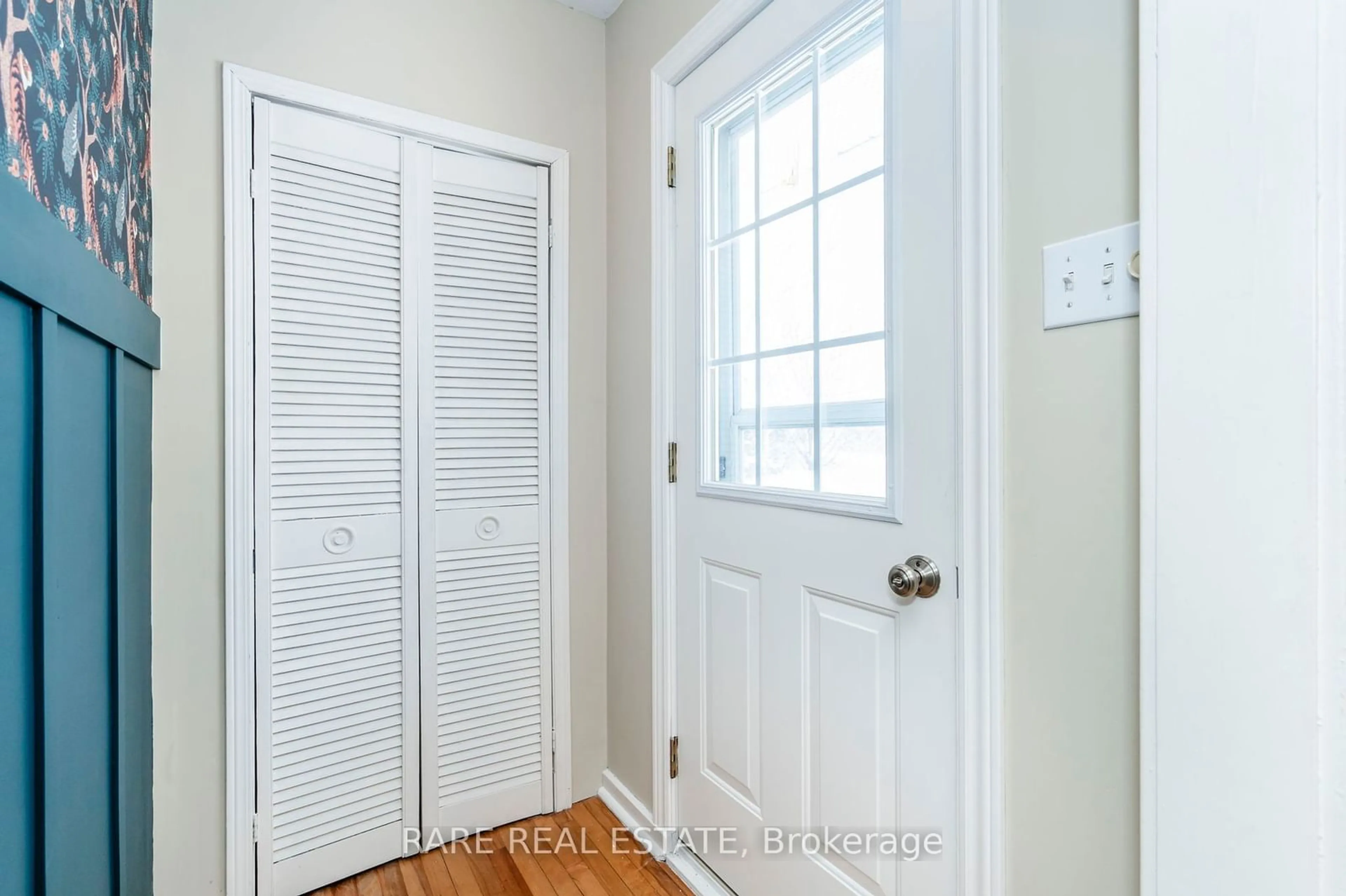 Indoor entryway for 17 Evan Ave, Adjala-Tosorontio Ontario L0M 1K0