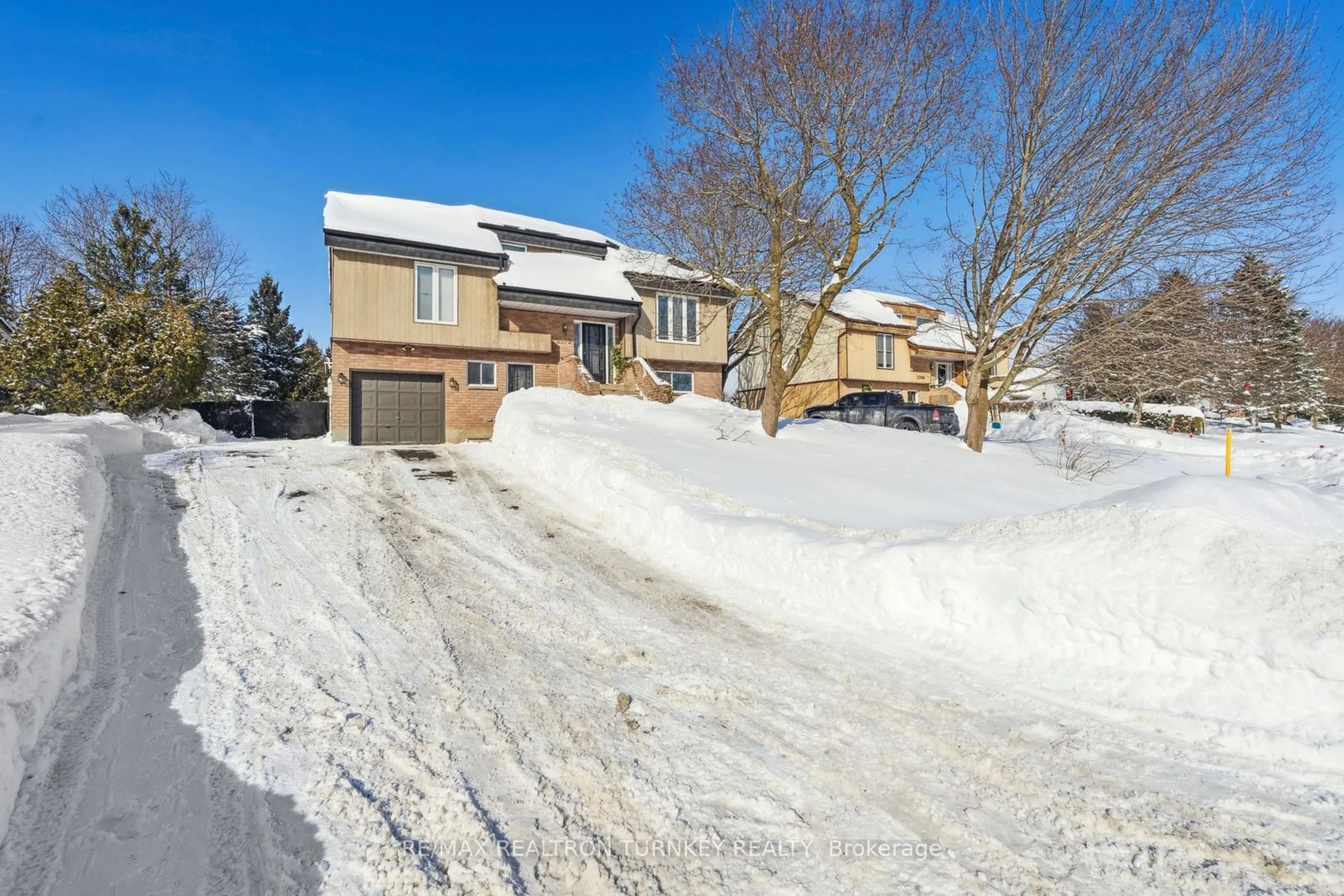 A pic from outside/outdoor area/front of a property/back of a property/a pic from drone, street for 2272 Scythes St, Innisfil Ontario L9S 1G8