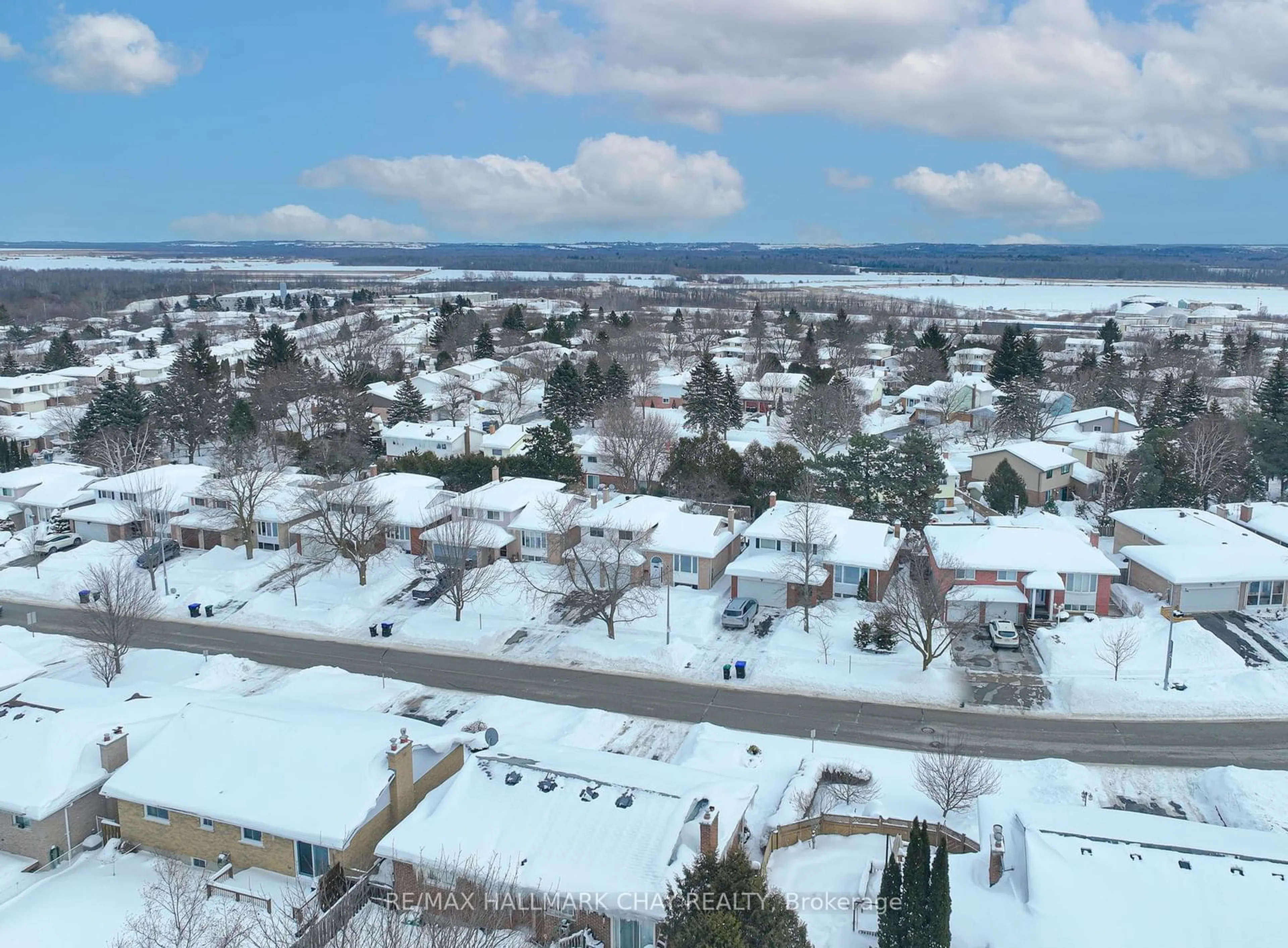 A pic from outside/outdoor area/front of a property/back of a property/a pic from drone, mountain view for 349 Colborne St, Bradford West Gwillimbury Ontario L3Z 1C7