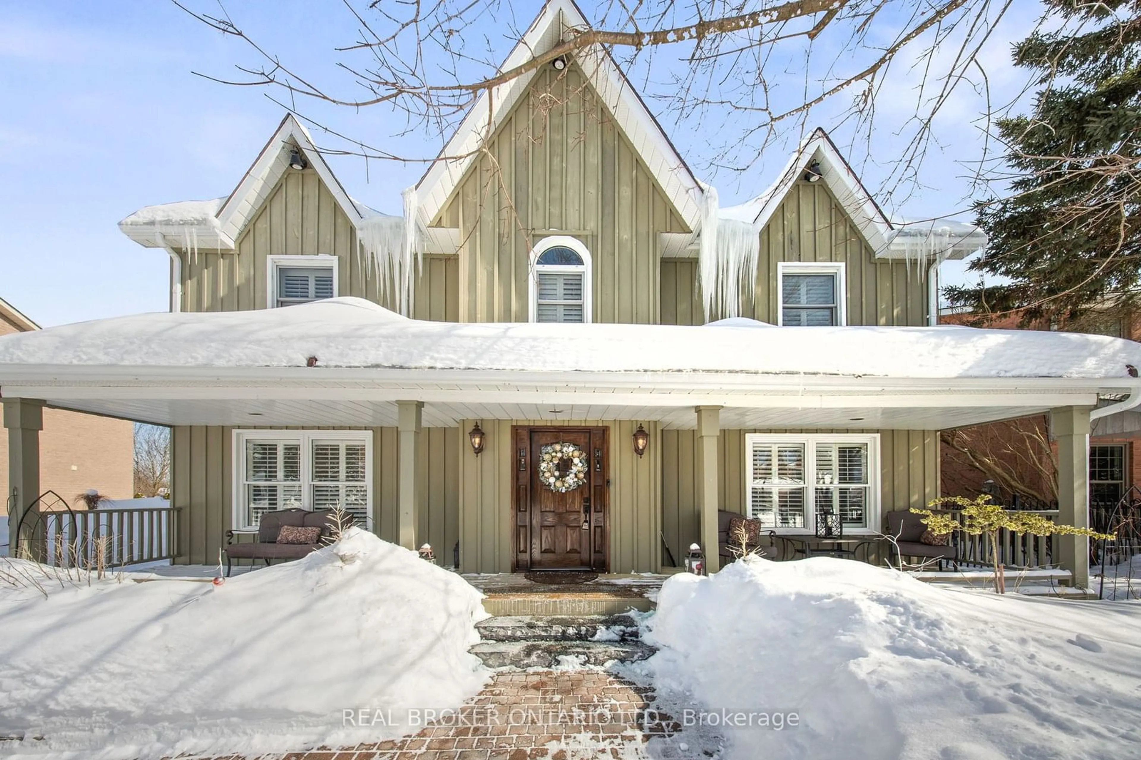 Indoor entryway for 73 Quaker Village Dr, Uxbridge Ontario L9P 1A3