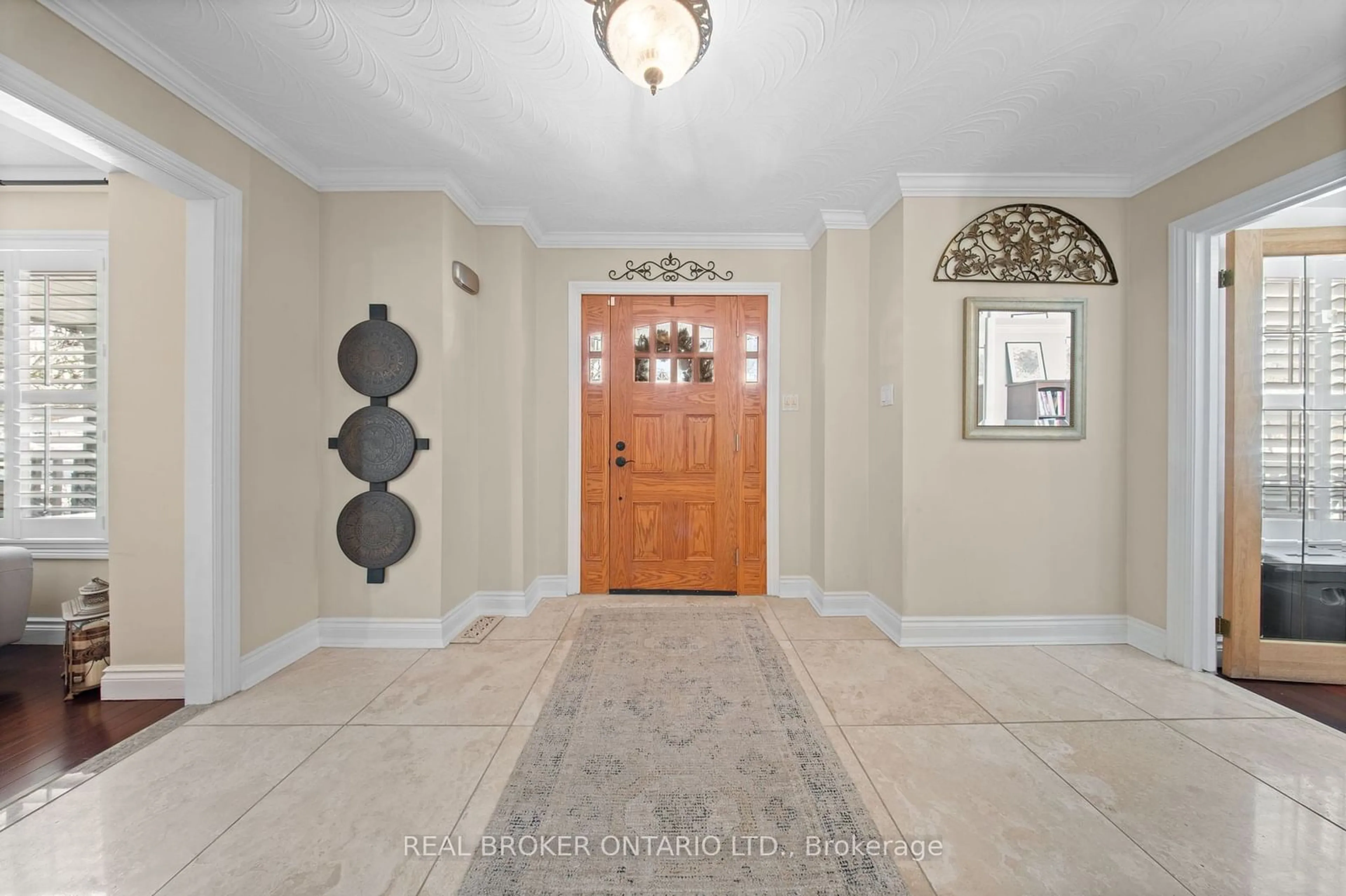 Indoor entryway for 73 Quaker Village Dr, Uxbridge Ontario L9P 1A3