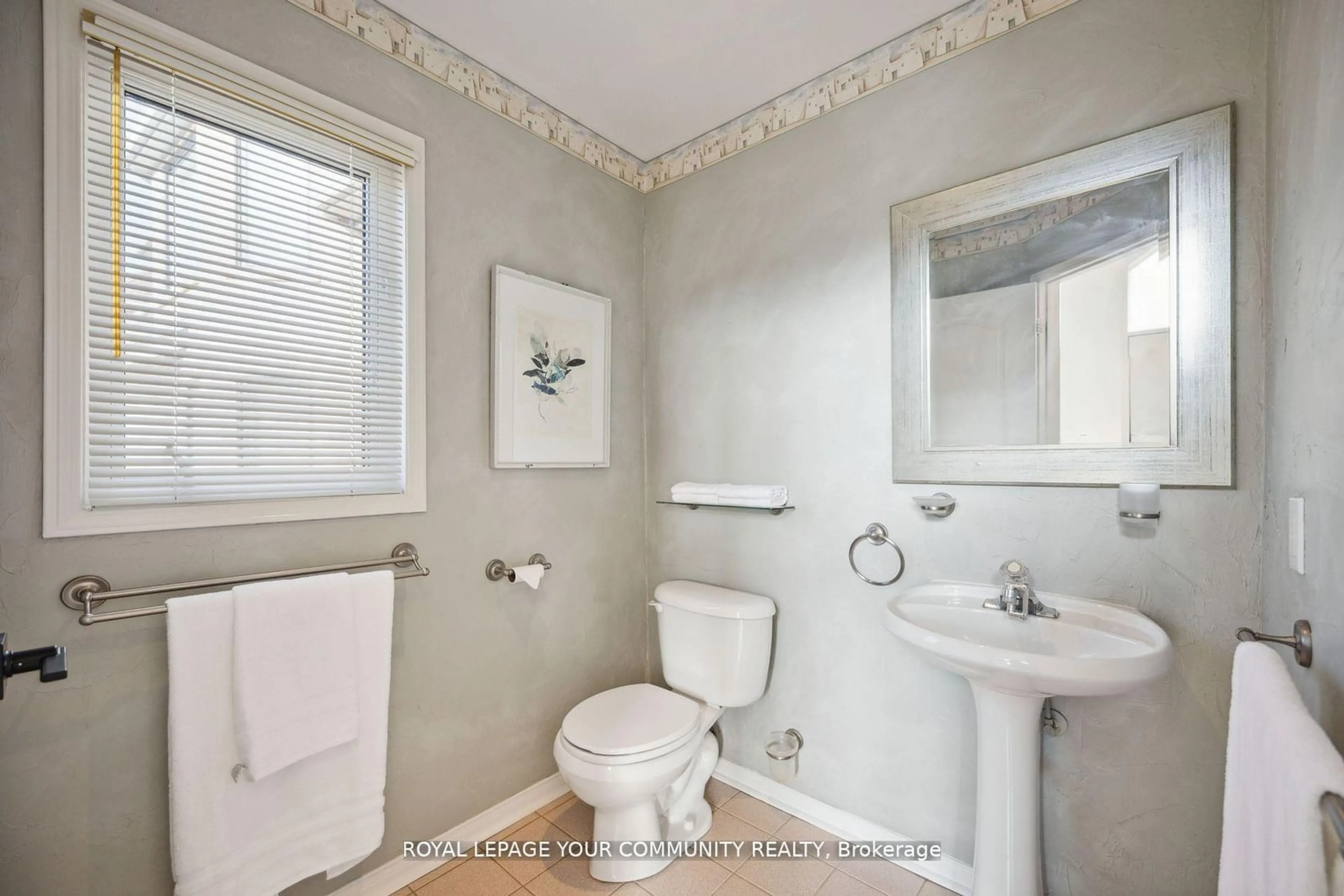 Standard bathroom, ceramic/tile floor for 471 Silken Laumann Dr, Newmarket Ontario L3X 2H9