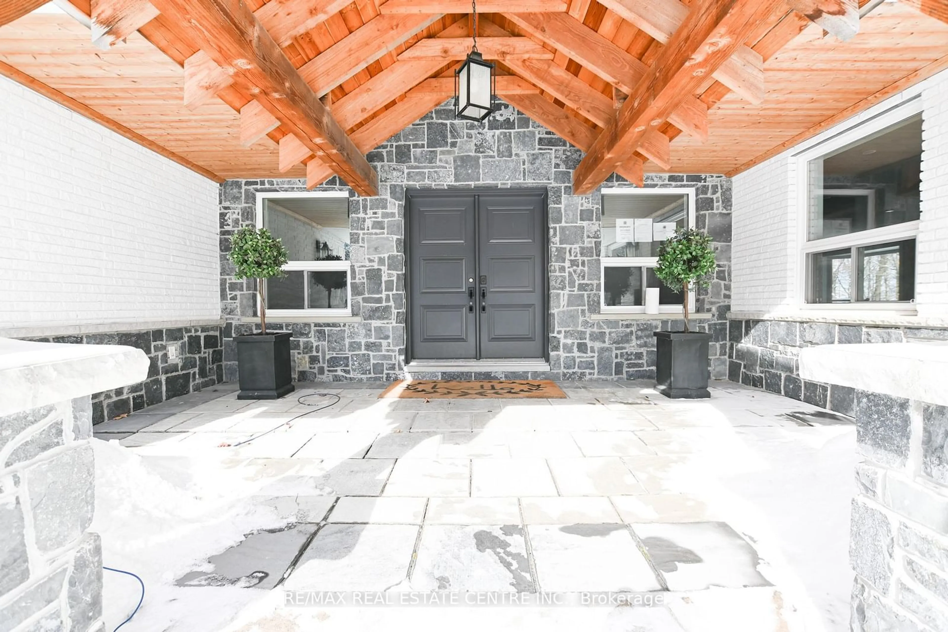 Indoor entryway for 1814 QUANTZ Cres, Innisfil Ontario L9S 1X2
