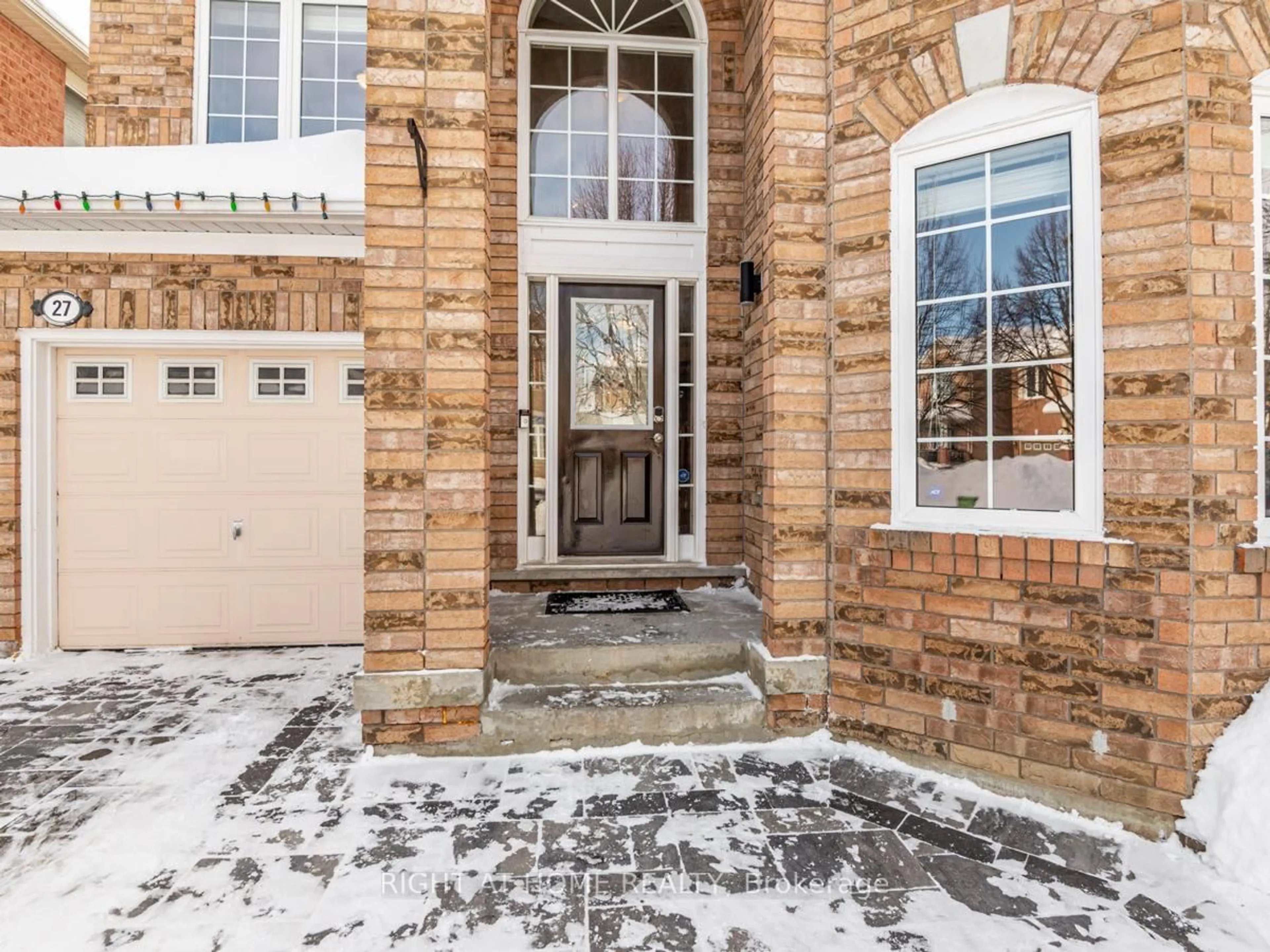 Indoor entryway for 27 Wiltshire Dr, Markham Ontario L6C 2N3