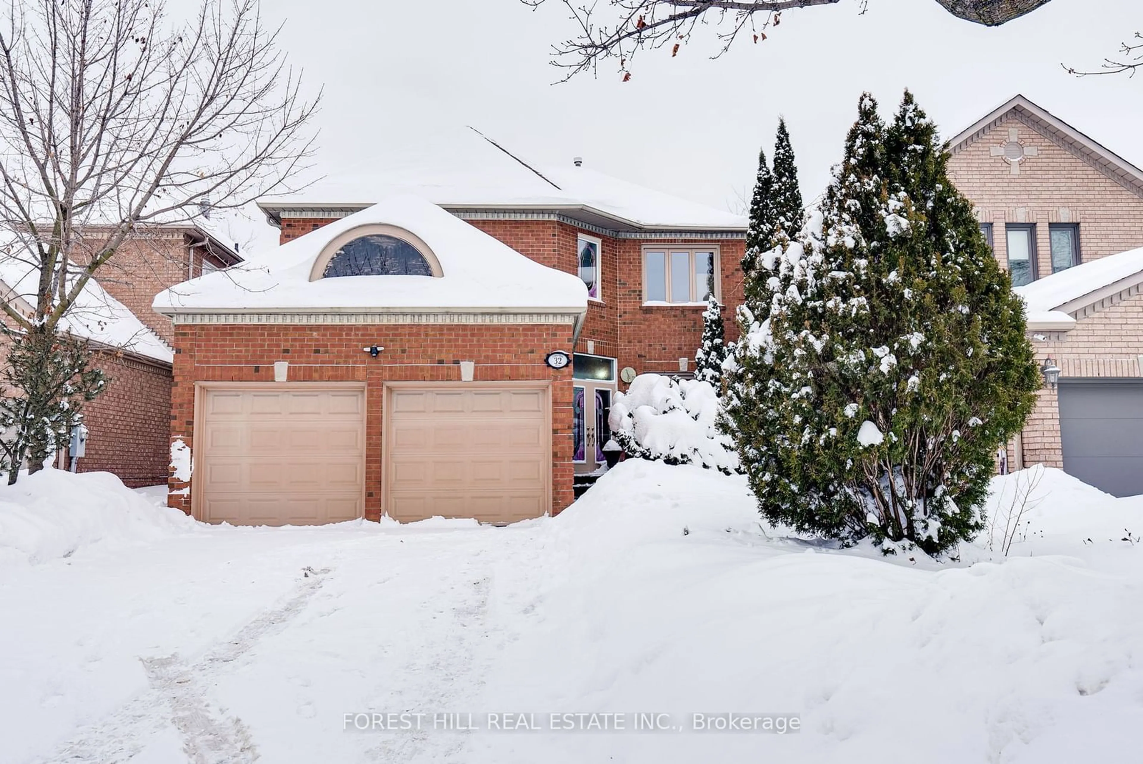 A pic from outside/outdoor area/front of a property/back of a property/a pic from drone, street for 32 Loma Vista Dr, Vaughan Ontario L4J 7S3