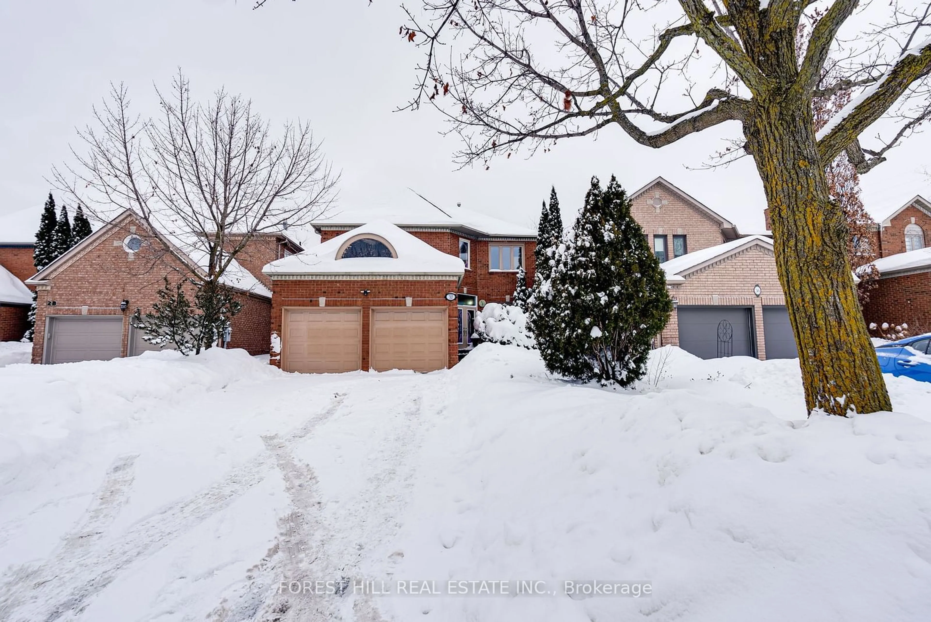 A pic from outside/outdoor area/front of a property/back of a property/a pic from drone, street for 32 Loma Vista Dr, Vaughan Ontario L4J 7S3