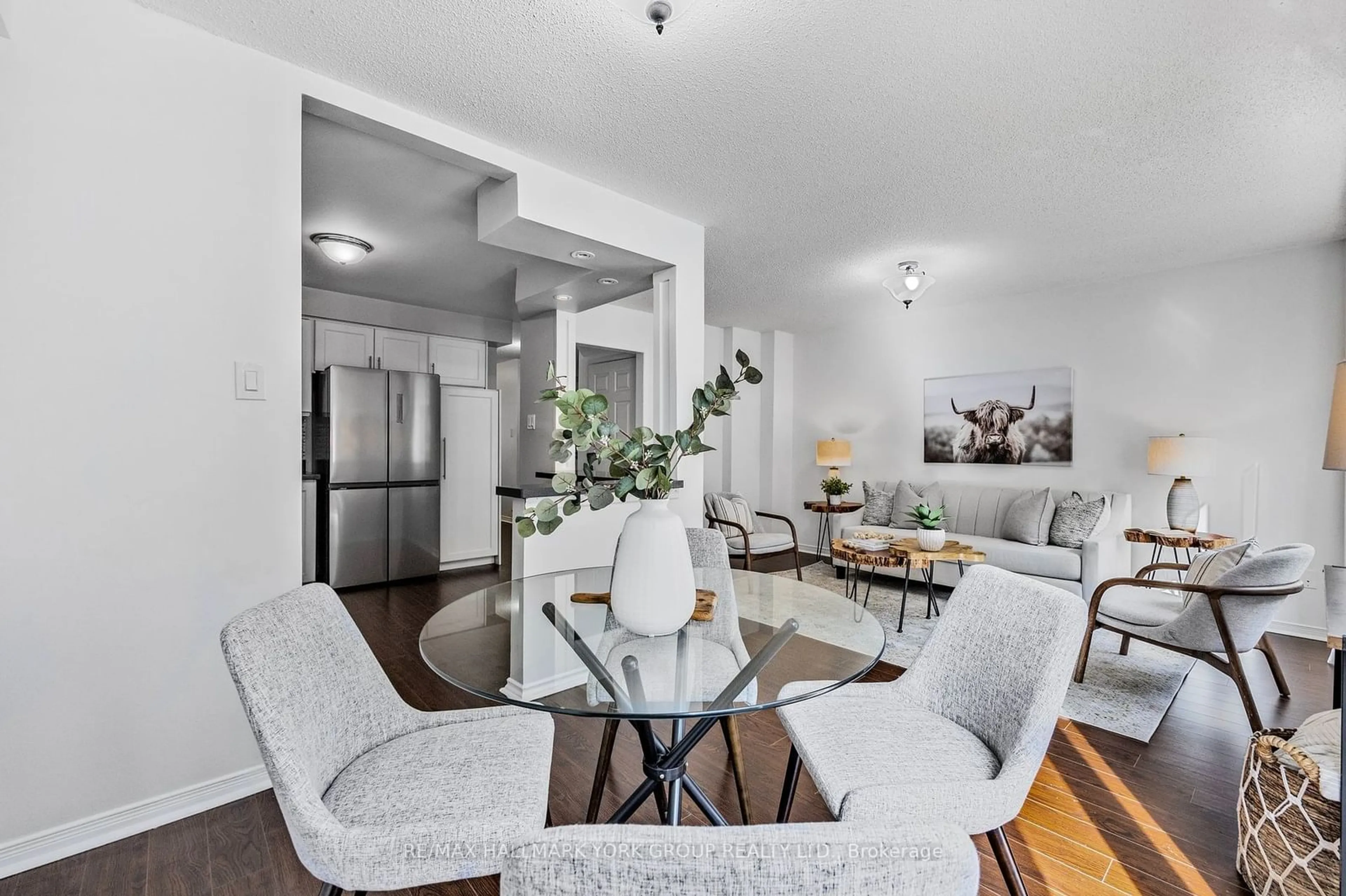 Living room with furniture, unknown for 780 Caradonna Cres, Newmarket Ontario L3X 1W5