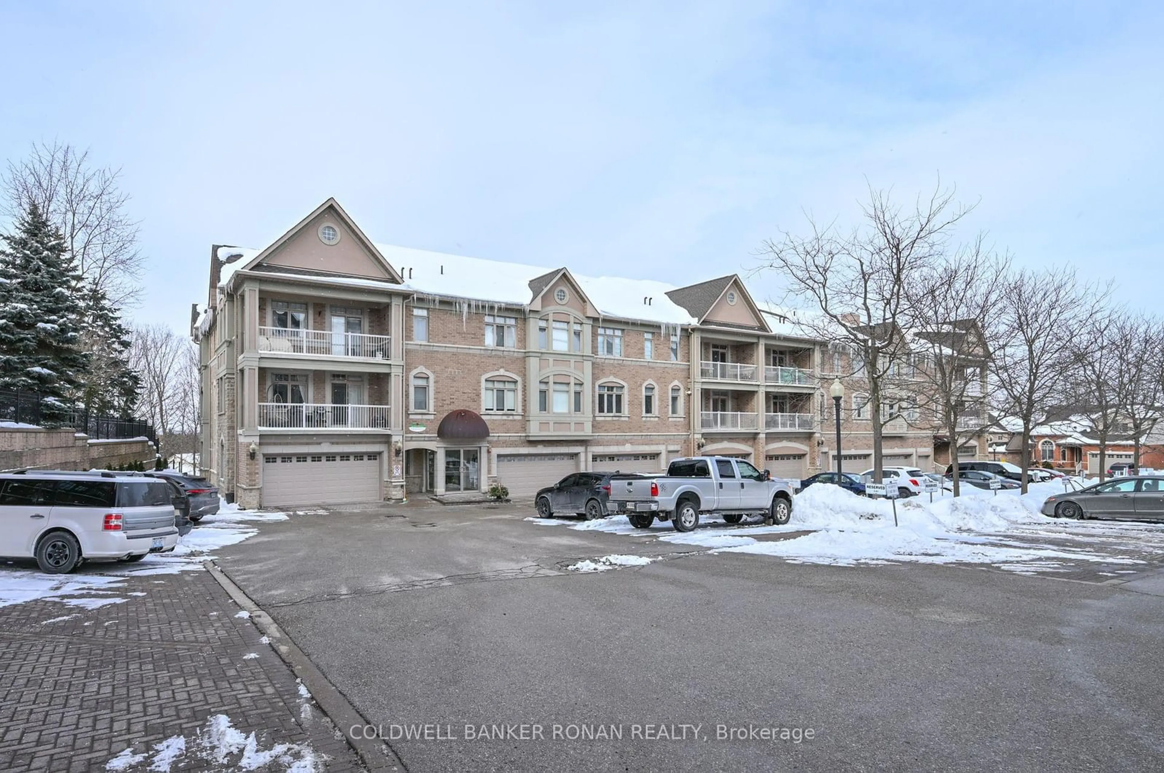 A pic from outside/outdoor area/front of a property/back of a property/a pic from drone, mountain view for 78 Sunset Blvd #203, New Tecumseth Ontario L9G 2H5