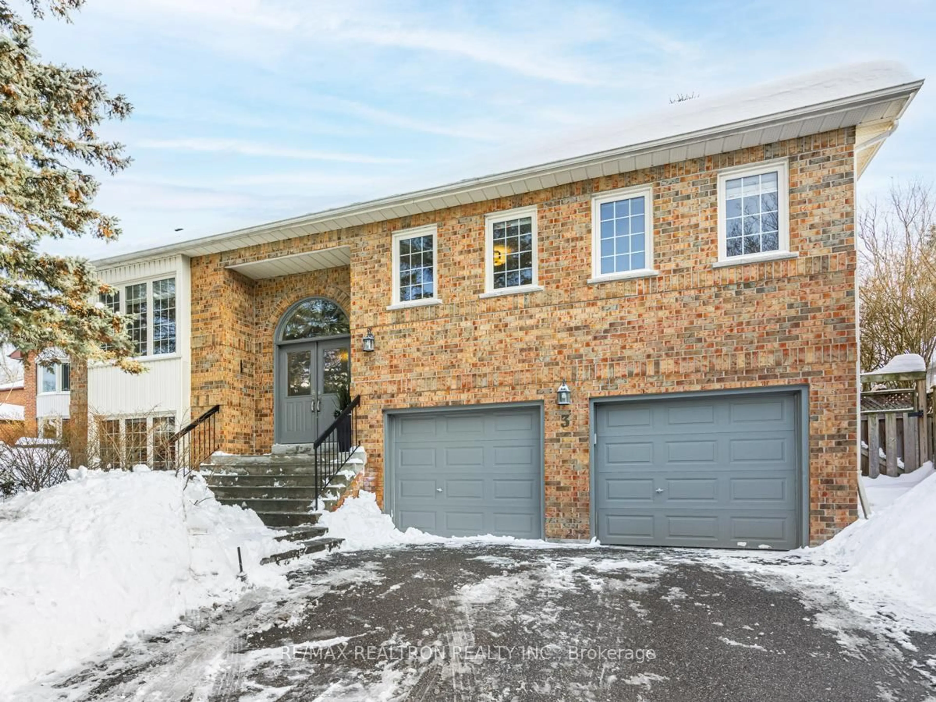 Home with brick exterior material, street for 3 Pinehurst Crt, Aurora Ontario L4G 6B2