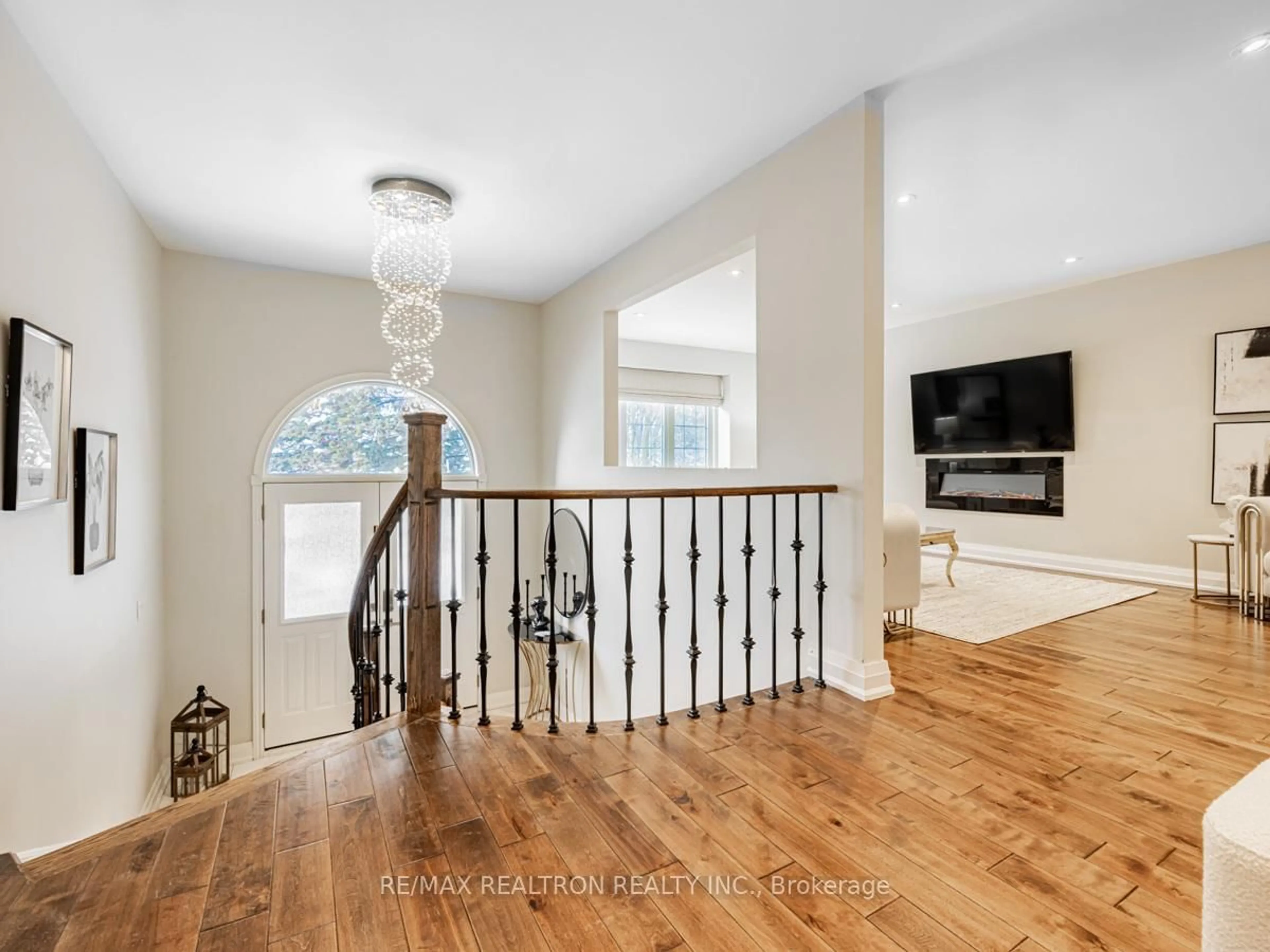 Indoor entryway for 3 Pinehurst Crt, Aurora Ontario L4G 6B2