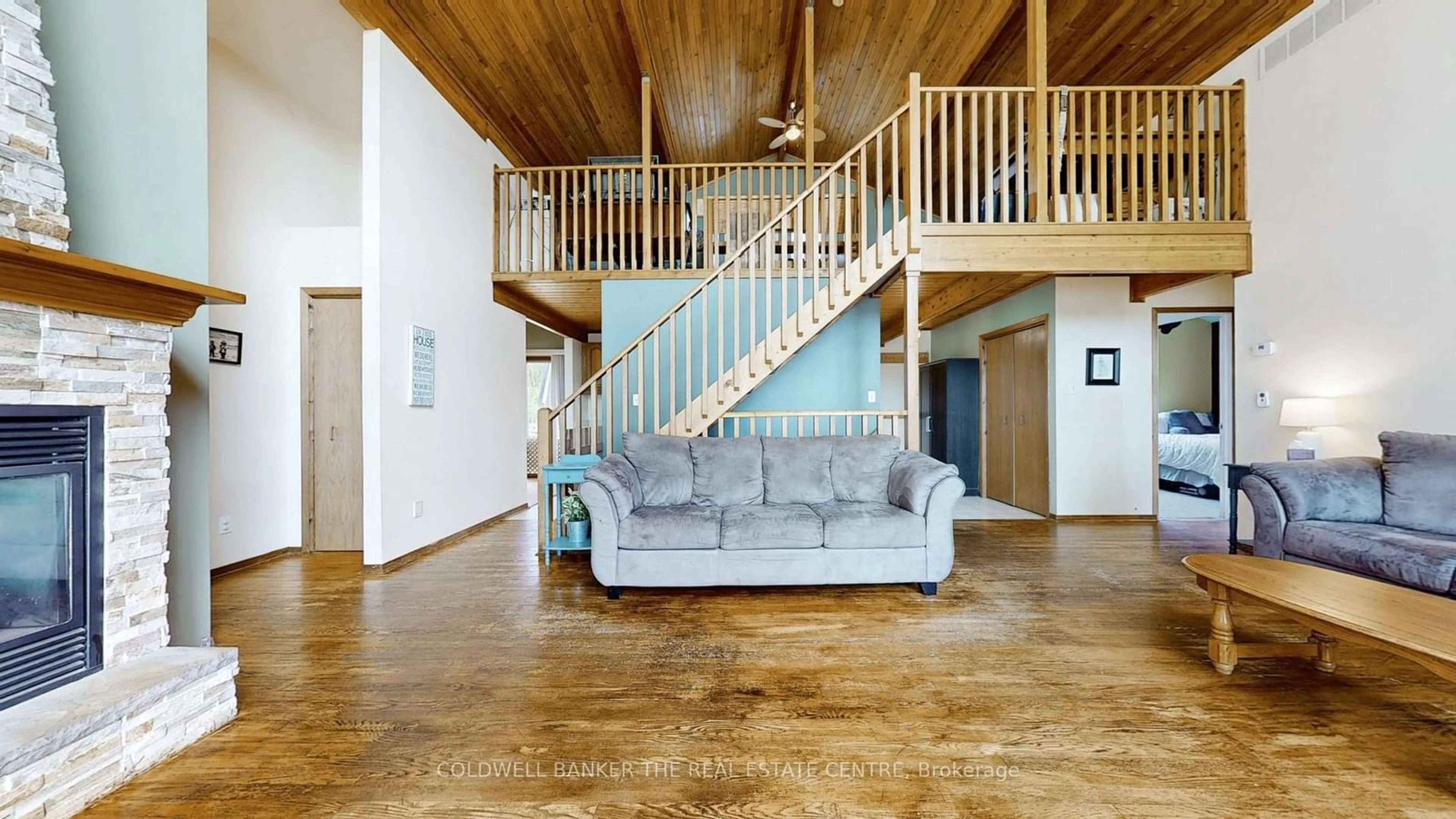 Indoor foyer for 33 Lake Dr, Georgina Ontario L4P 3E9