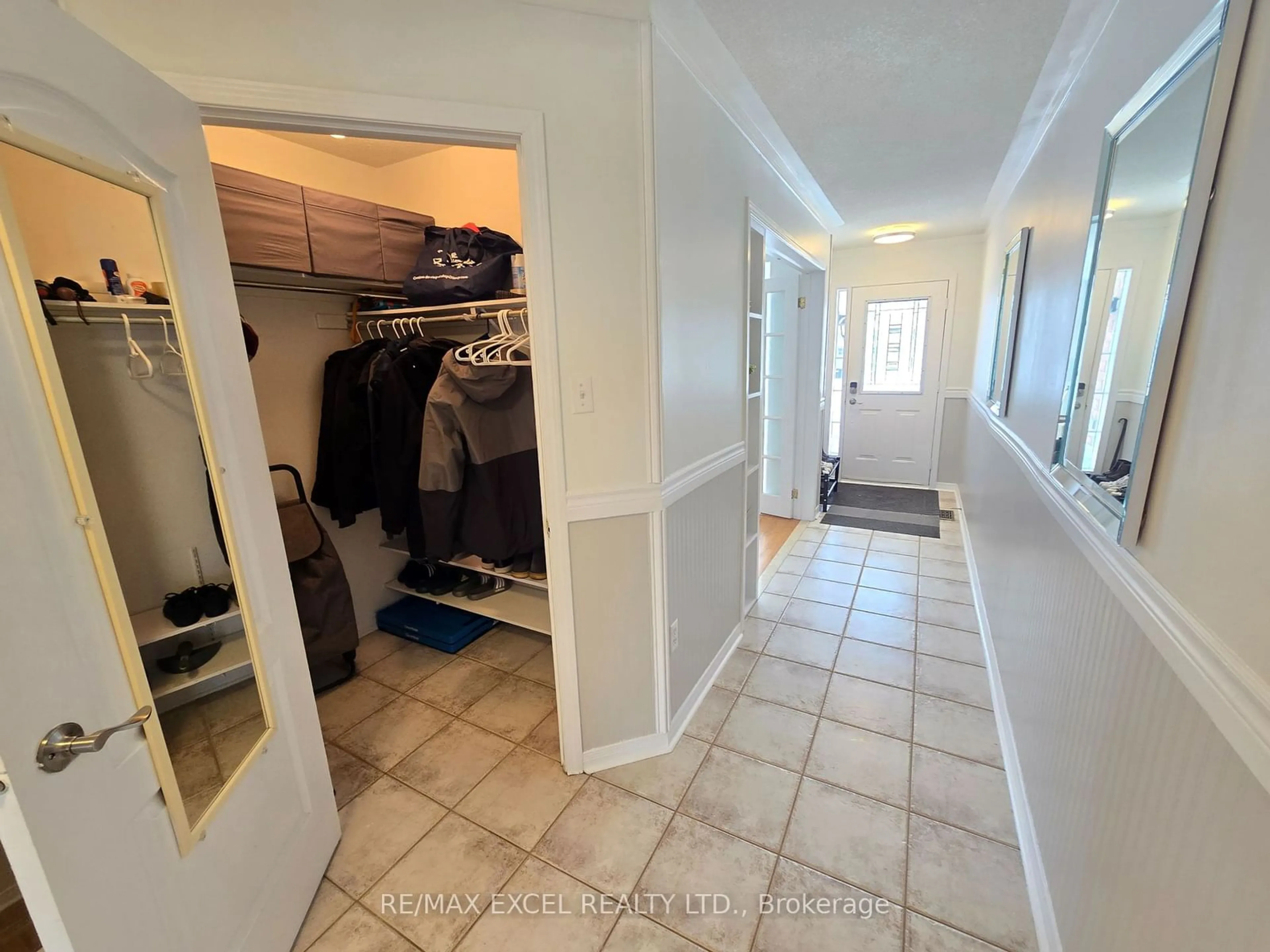 Indoor entryway for 267 Coachwhip Tr, Newmarket Ontario L3X 2Z6