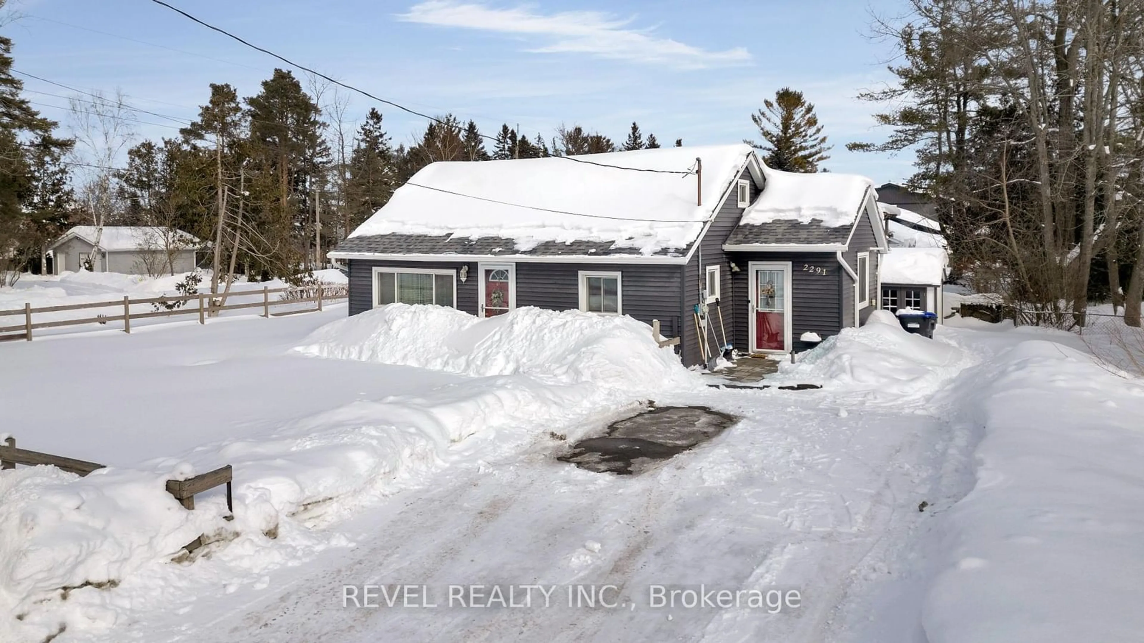 A pic from outside/outdoor area/front of a property/back of a property/a pic from drone, street for 2291 25 Sdrd, Innisfil Ontario L9S 2E5