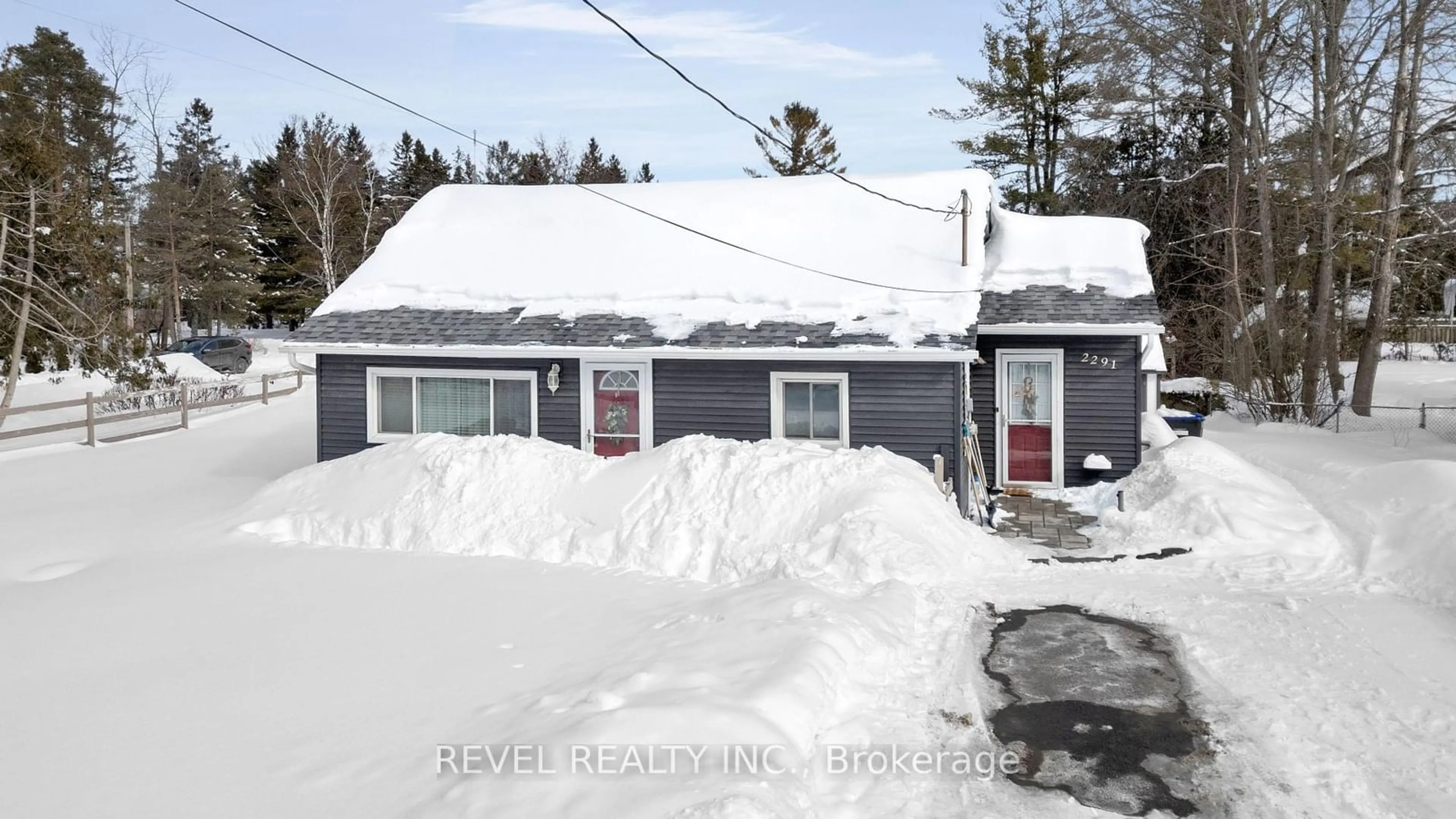 A pic from outside/outdoor area/front of a property/back of a property/a pic from drone, street for 2291 25 Sdrd, Innisfil Ontario L9S 2E5