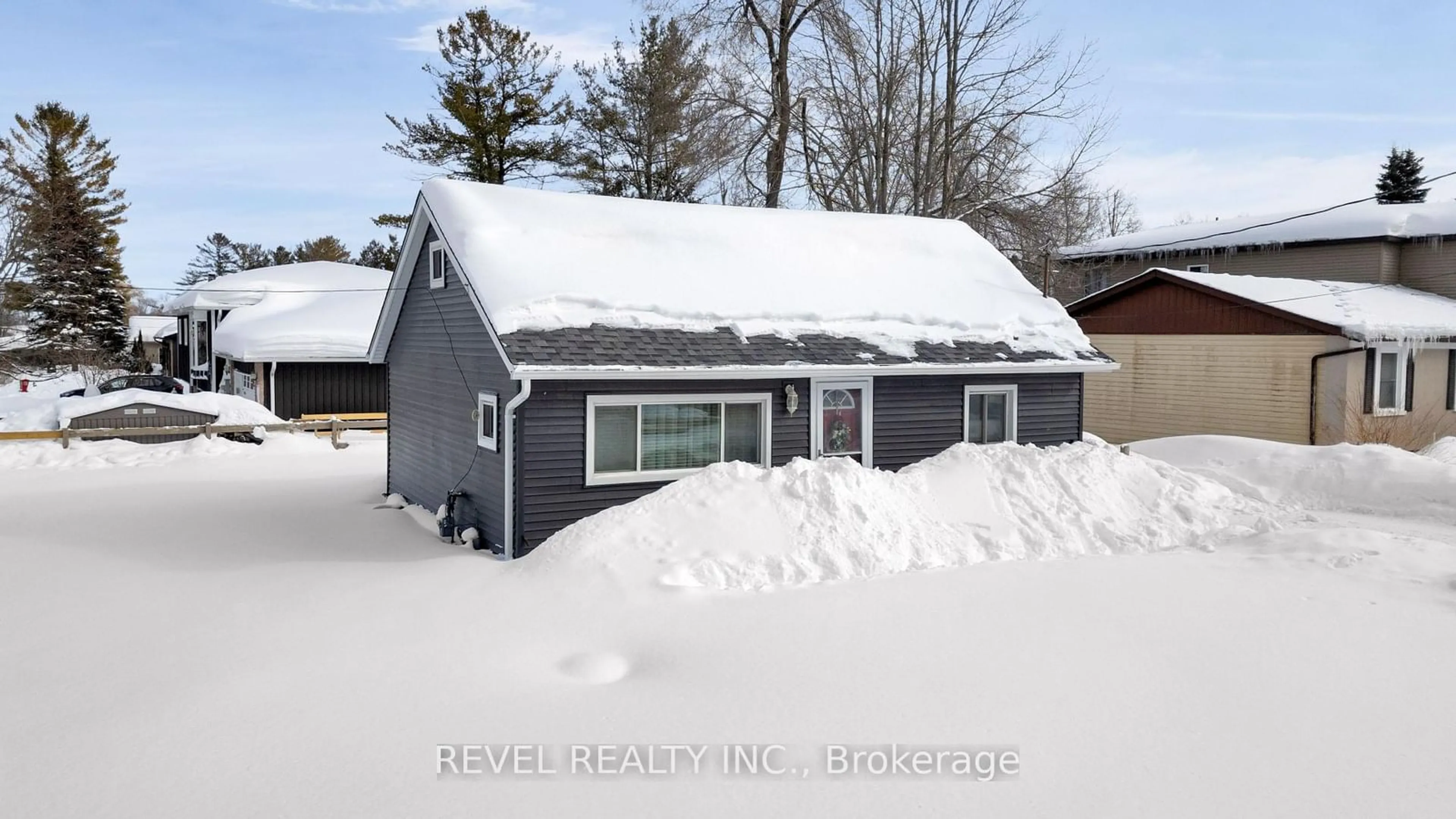 A pic from outside/outdoor area/front of a property/back of a property/a pic from drone, street for 2291 25 Sdrd, Innisfil Ontario L9S 2E5