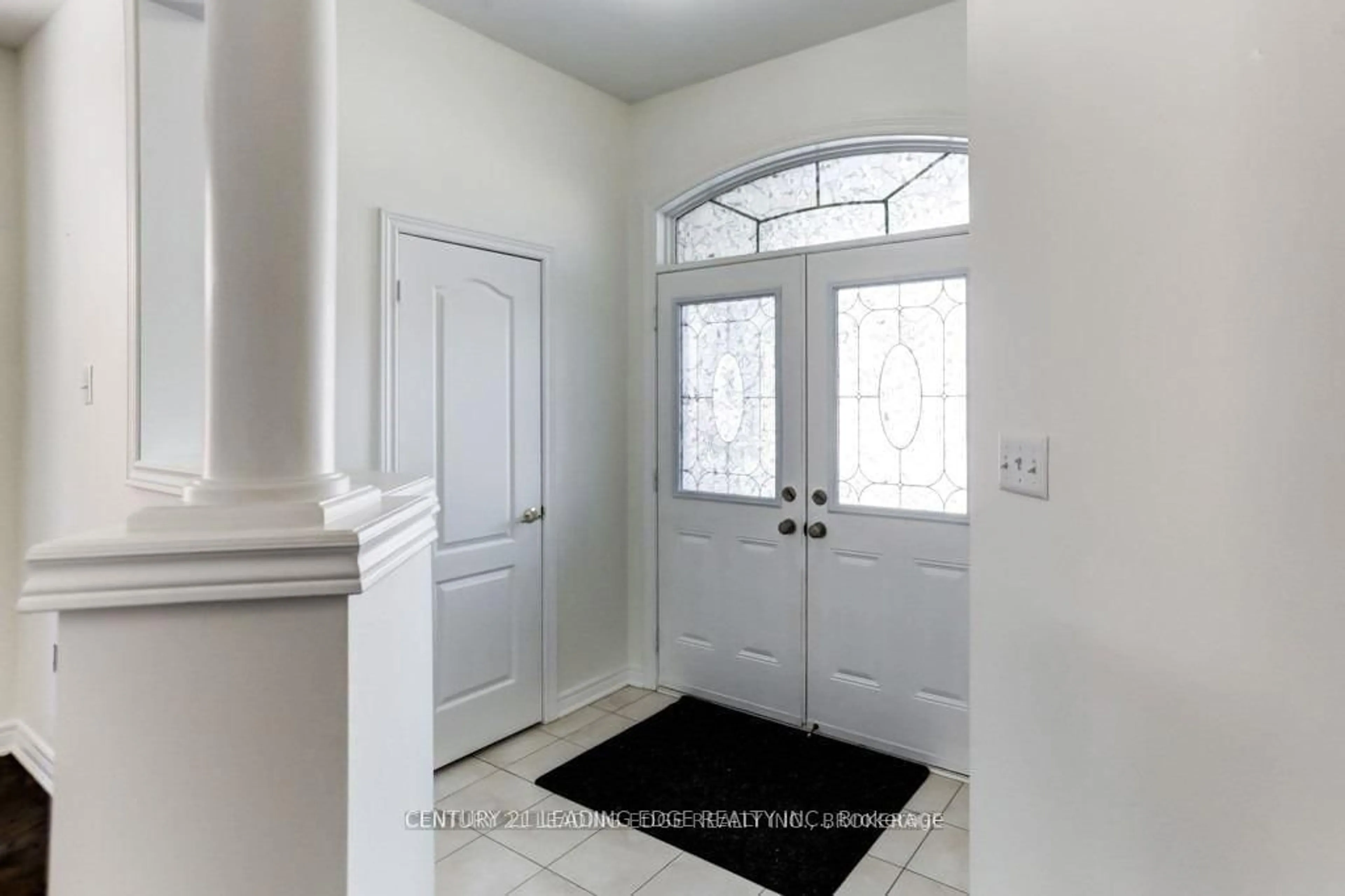 Indoor entryway for 1199 STUFFLES Cres, Newmarket Ontario L3X 0E2