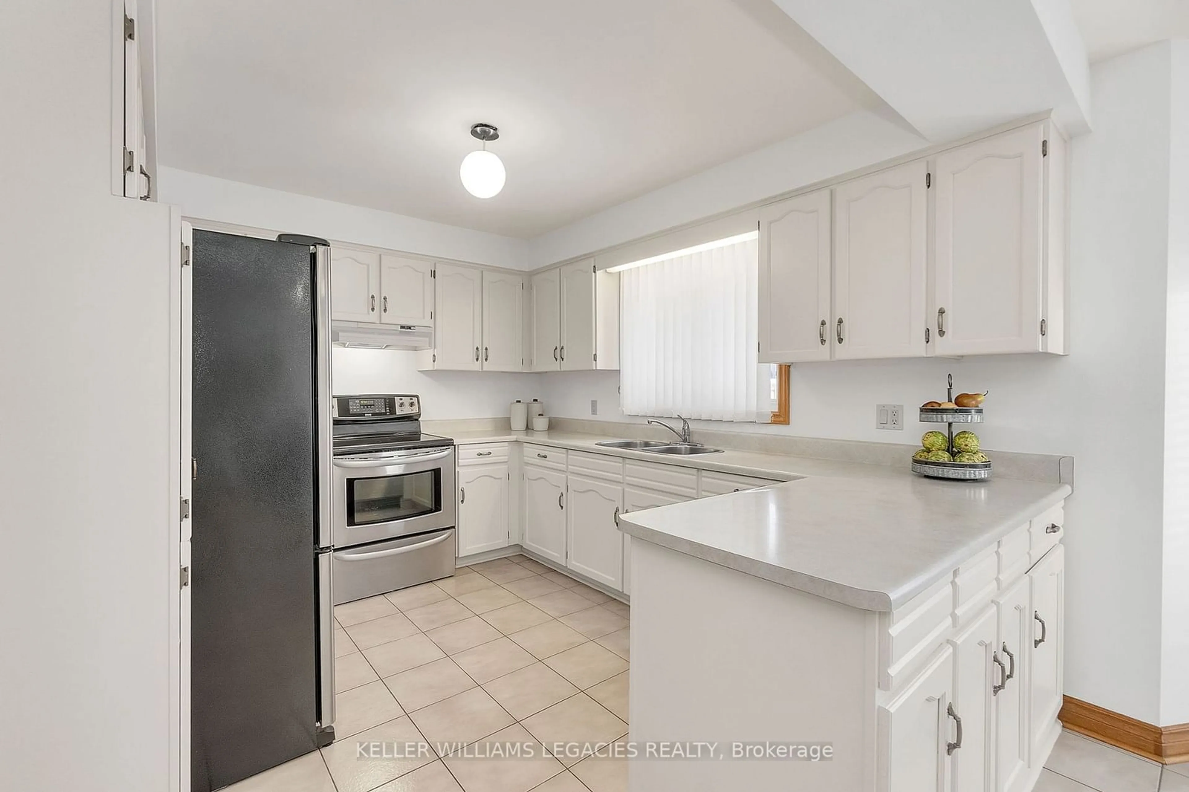 Standard kitchen, ceramic/tile floor for 138 Longhouse St, Vaughan Ontario L4L 8E9