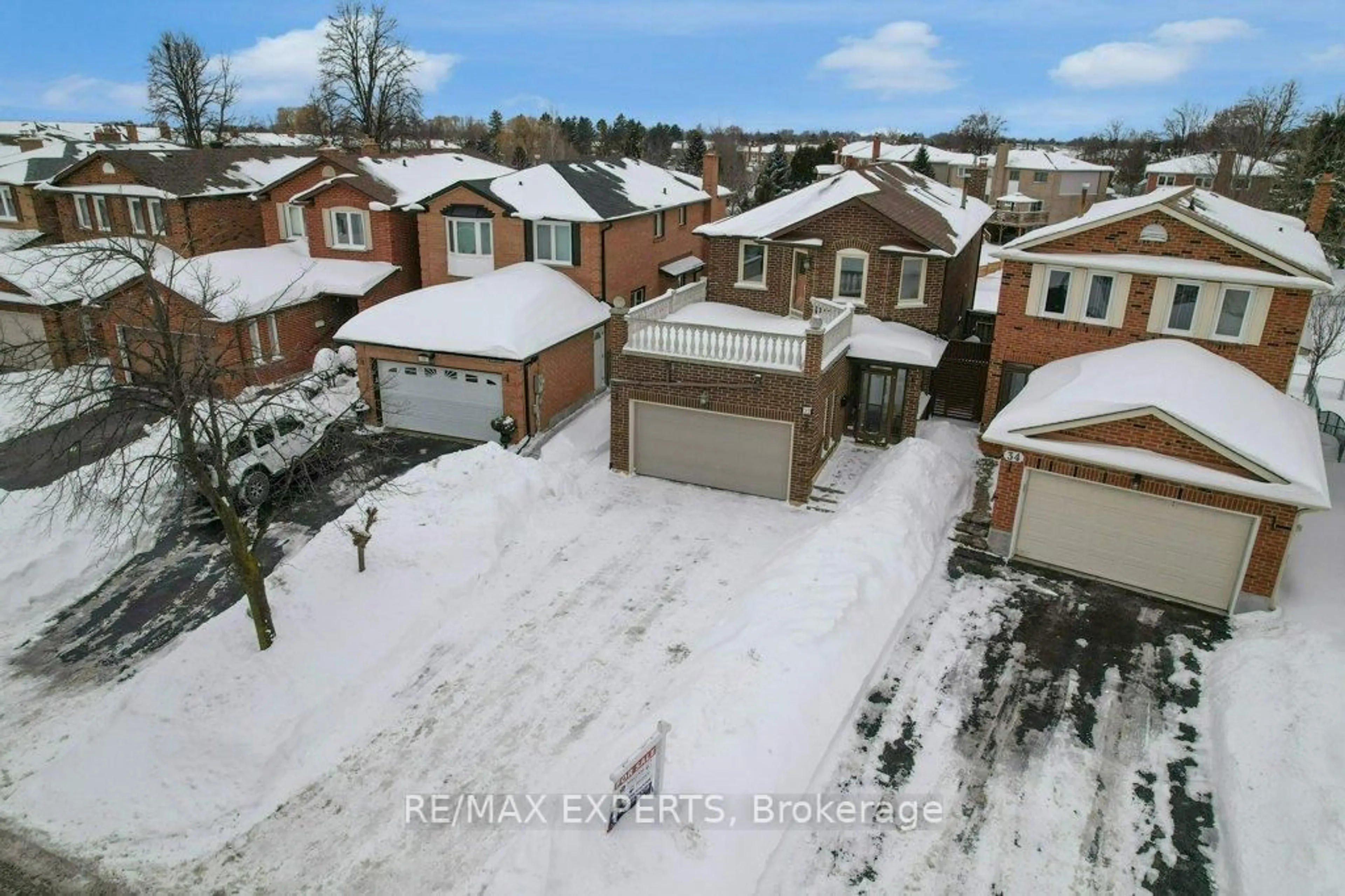 A pic from outside/outdoor area/front of a property/back of a property/a pic from drone, street for 32 Irish Moss Crt, Vaughan Ontario L4L 3W8